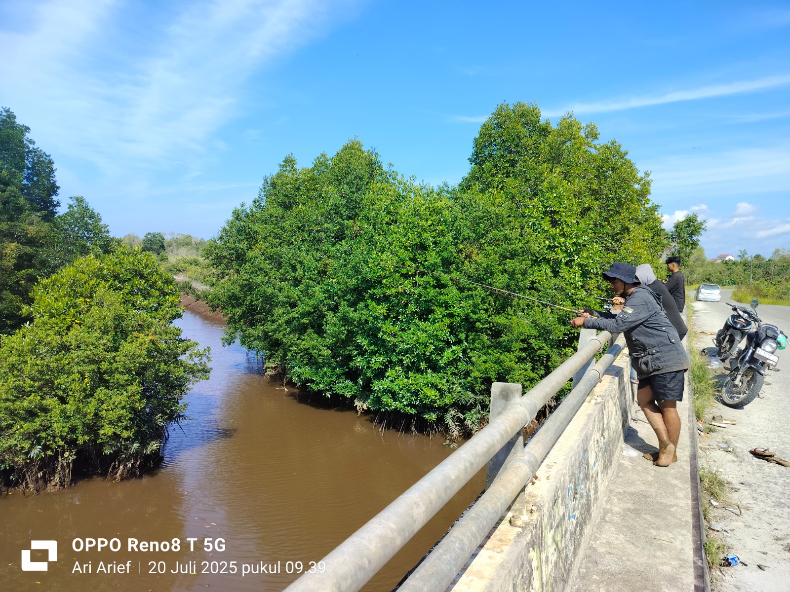 Tiga warga menyalurkan hobi memancing di sebuah sungai yang terdapat pada perbatasan Desa Girimukti dan Saloloang, Kecamatan Penajam, PPU.(Ari Arief/KP)