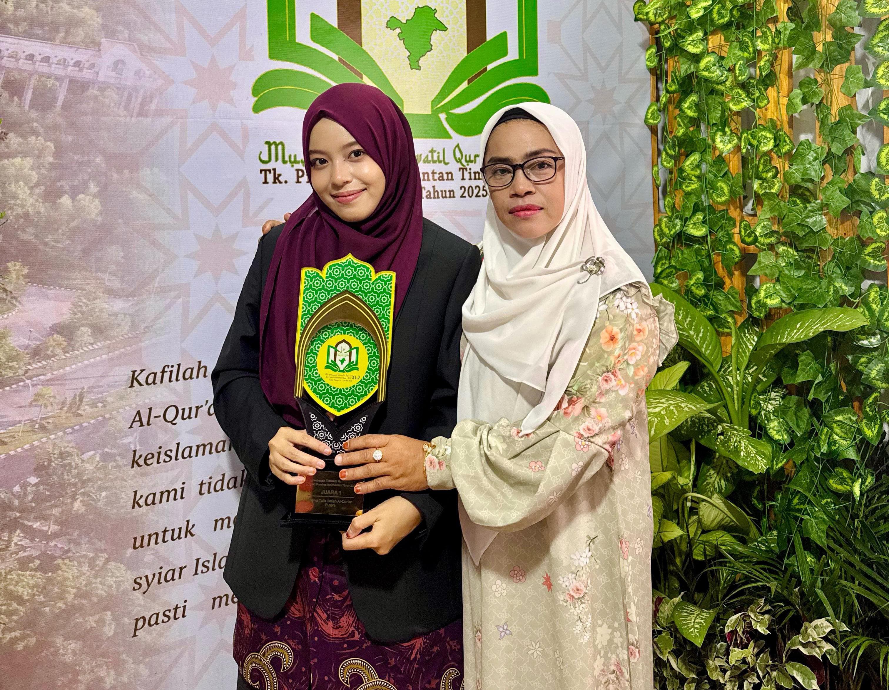 &lrm;PRESTASI: Nadita Aisyah Fitri (kiri), juara umum Tilawah Dewasa Putri pada MTQ ke-45 tingkat Provinsi Kalimantan Timur.