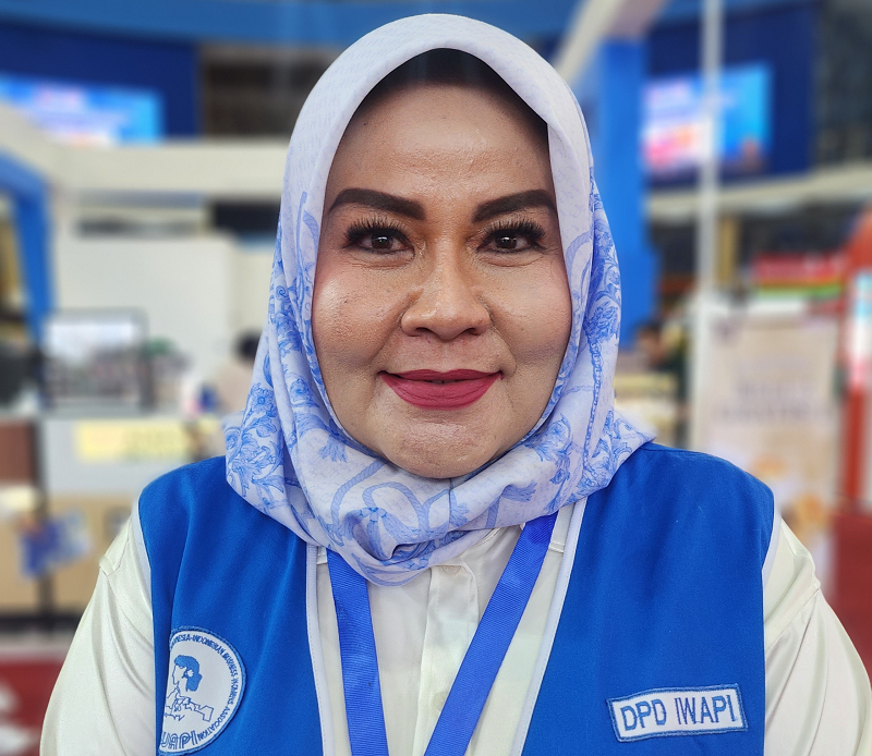 TELADAN: Ketua Iwapi Kalimantan Timur Ernawaty Gafar mengajak para perempuan jadi wirausahawan.