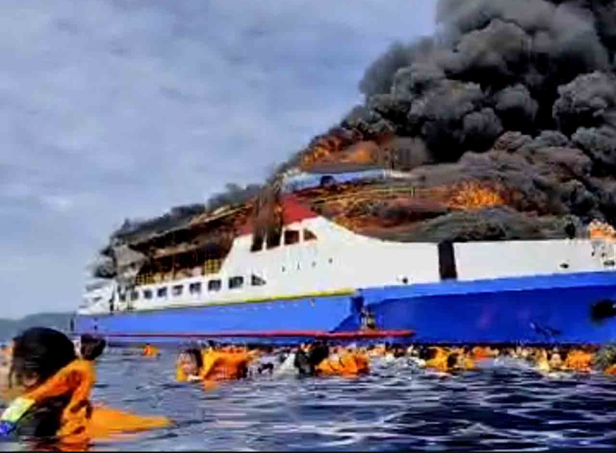 Penumpang KM Barcelona 5 berusaha menyelamatkan diri ke laut saat kapal terbakar hebat di perairan Pulau Talise, Minahasa Utara, Minggu (20/7/2025). (FOTO: IST)