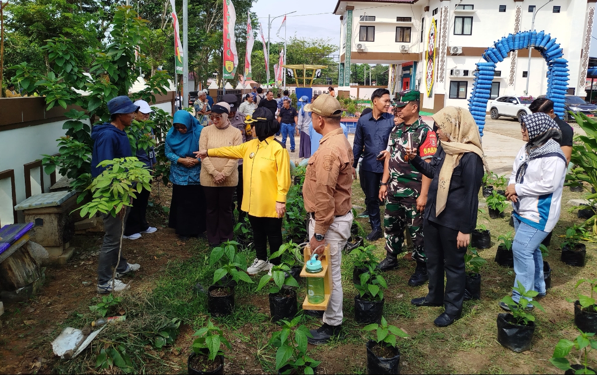 Wali Kota Bontang meninjau kesiapan Kelurahan Satimpo untuk keikutsertaan di lomba kelurahan jenjang nasional. (FOTO: ADIEL KUNDHARA/KP)