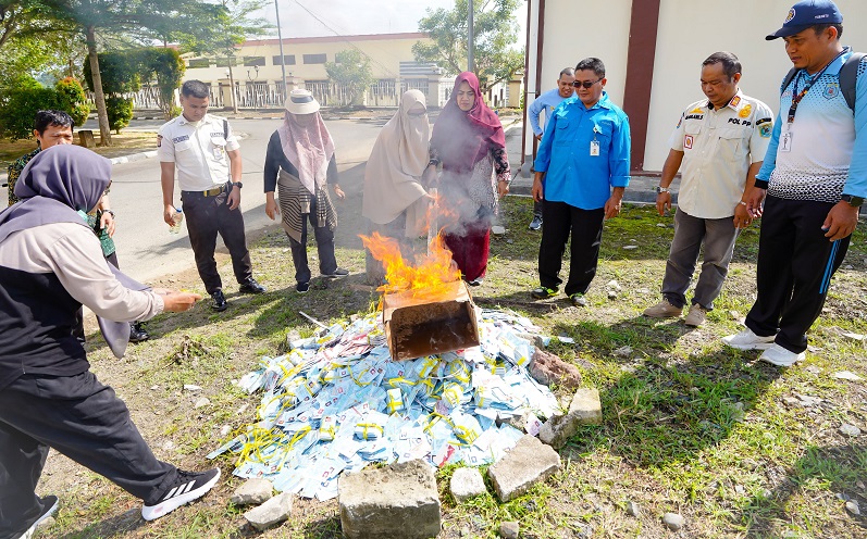 DIBAKAR: Ribuan KTP rusak dimusnahkan oleh Disdukcapil agar tidak ada penyalahgunaan identitas.