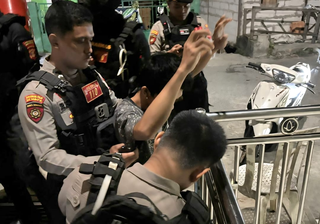 GELEDAH: Seorang remaja diamankan dilakukan penggeledahan di kawasan Gunung Bugis, Balikpapan Barat.