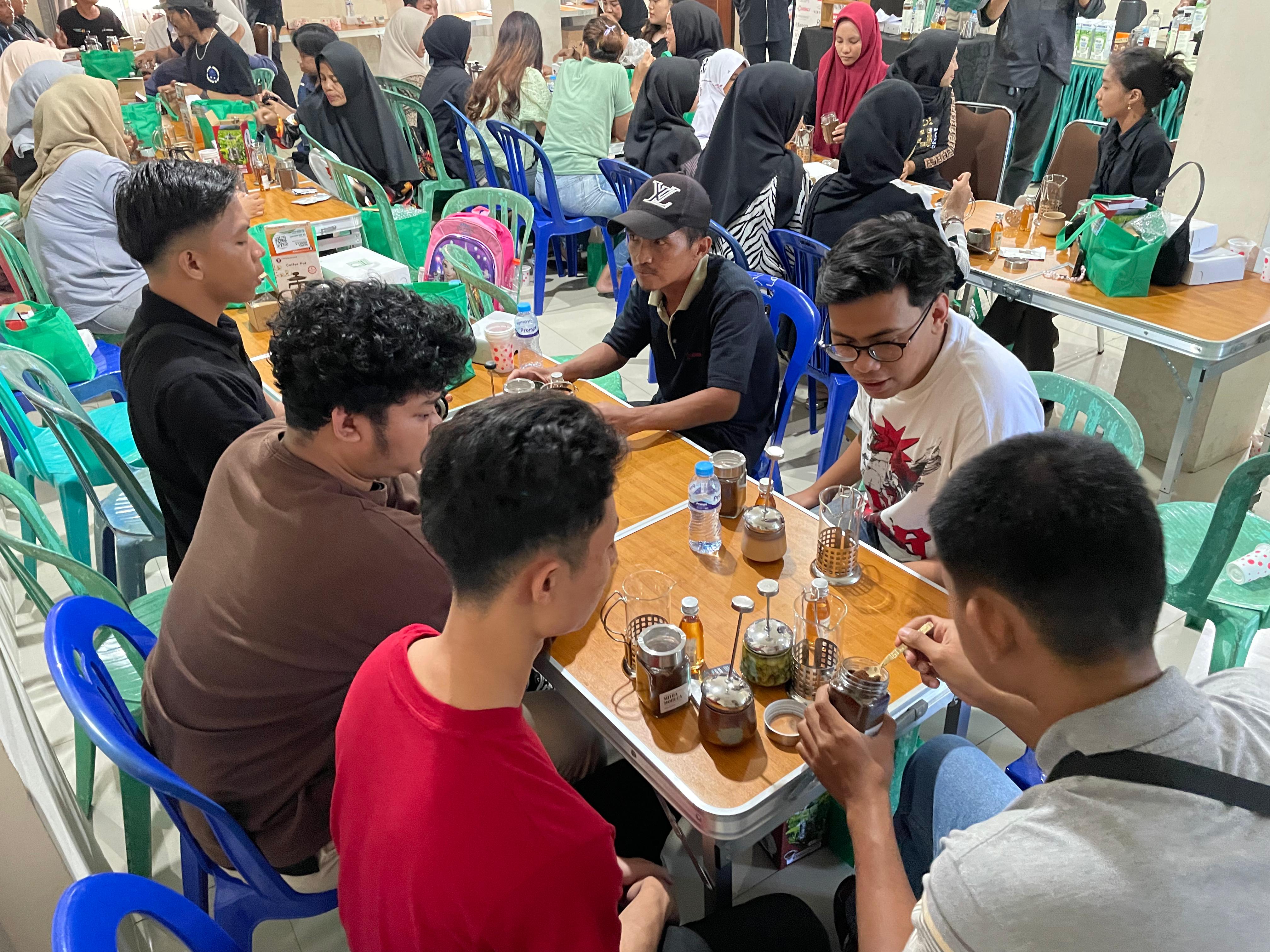 Para peserta antusias mempraktekkan cara membuat kopi dari narasumber.&nbsp;