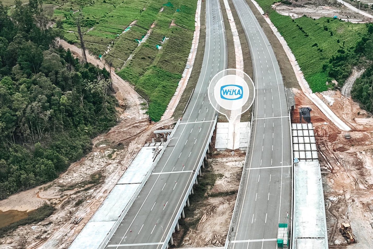 Progres pembangunan Jalan Tol IKN Seksi 3B-2 Segmen KKT Kariangau-Sp. Tempadung diunggah pada 24 Maret 2025 lalu. Telah mencapai 60,77 persen.