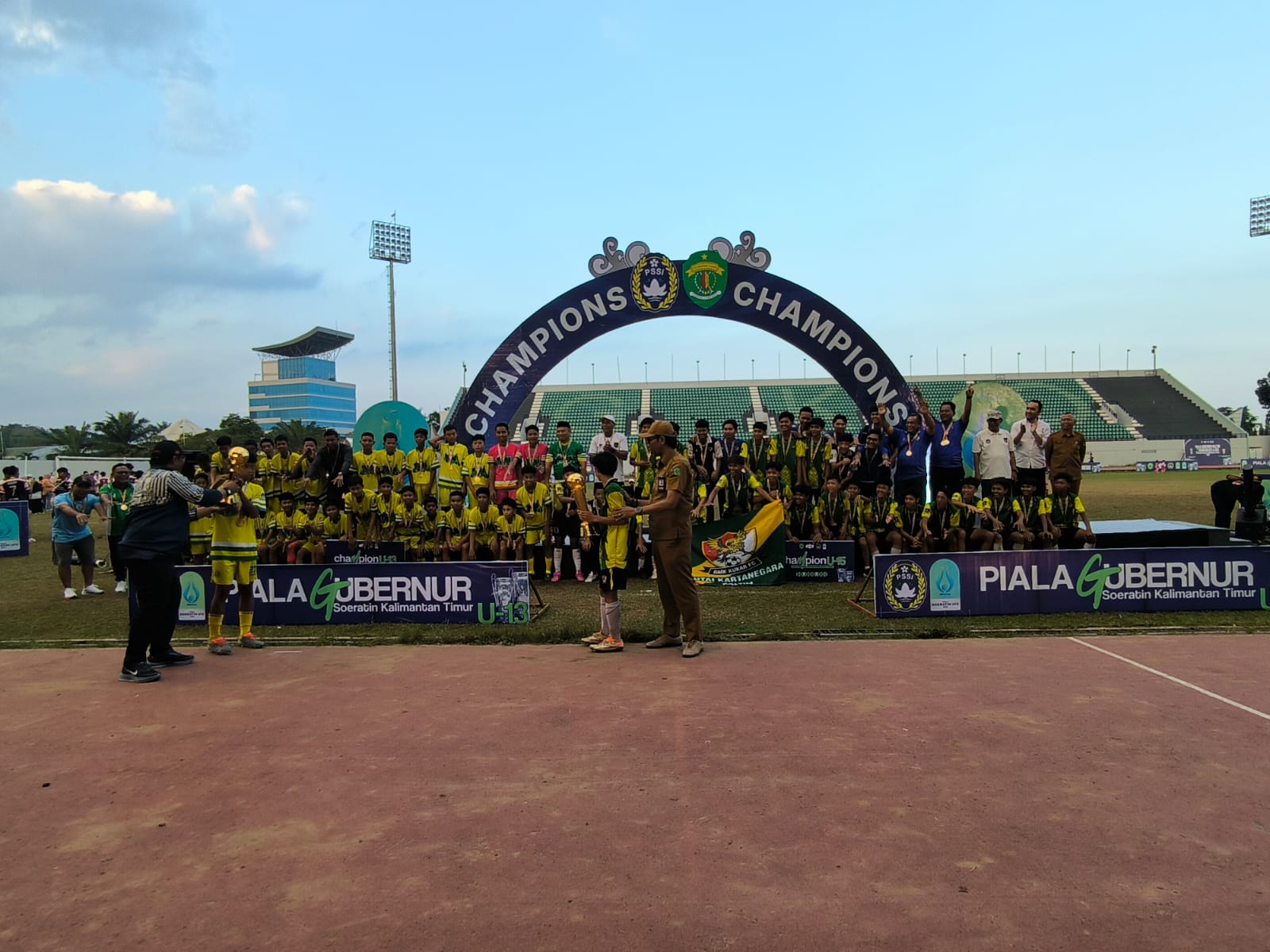 Pemain Majaputra Muara Jawa dan GMK Tenggarong merayakan sukses mereka meraih gelar juara Piala Soeratin U-13 dan U-15 Regional Kaltim.