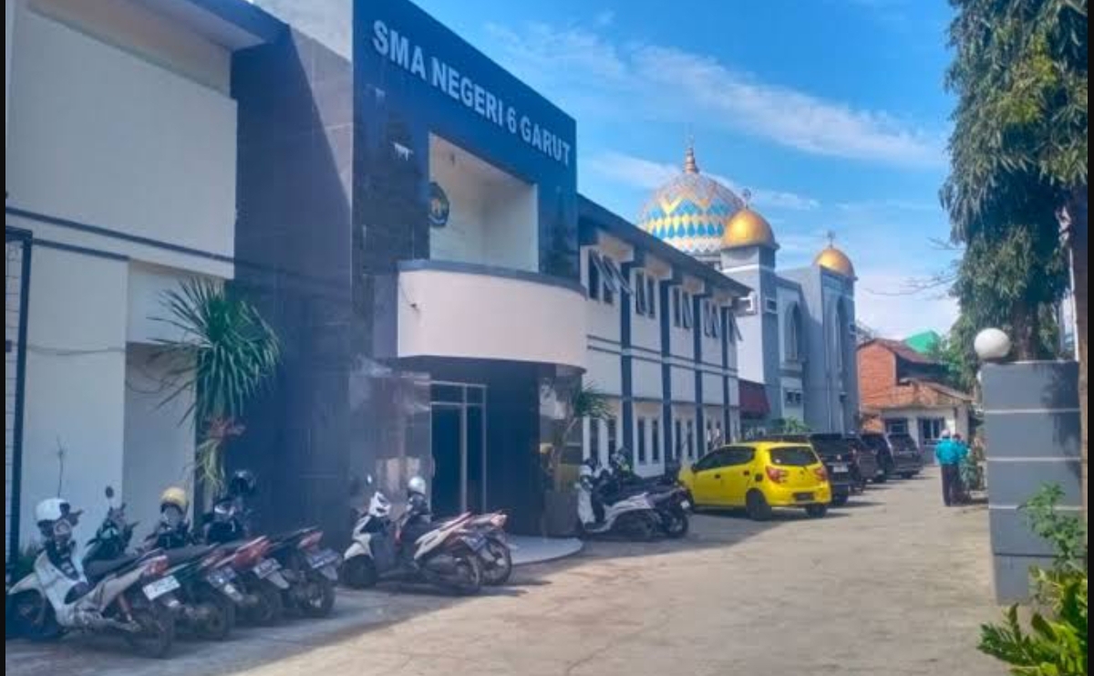 Tampak depan gedung SMA Negeri 6 Garut, lokasi tempat siswa P (16) yang diduga mengalami perundungan oleh guru sebelum mengakhiri hidupnya. (FOTO: IST)
