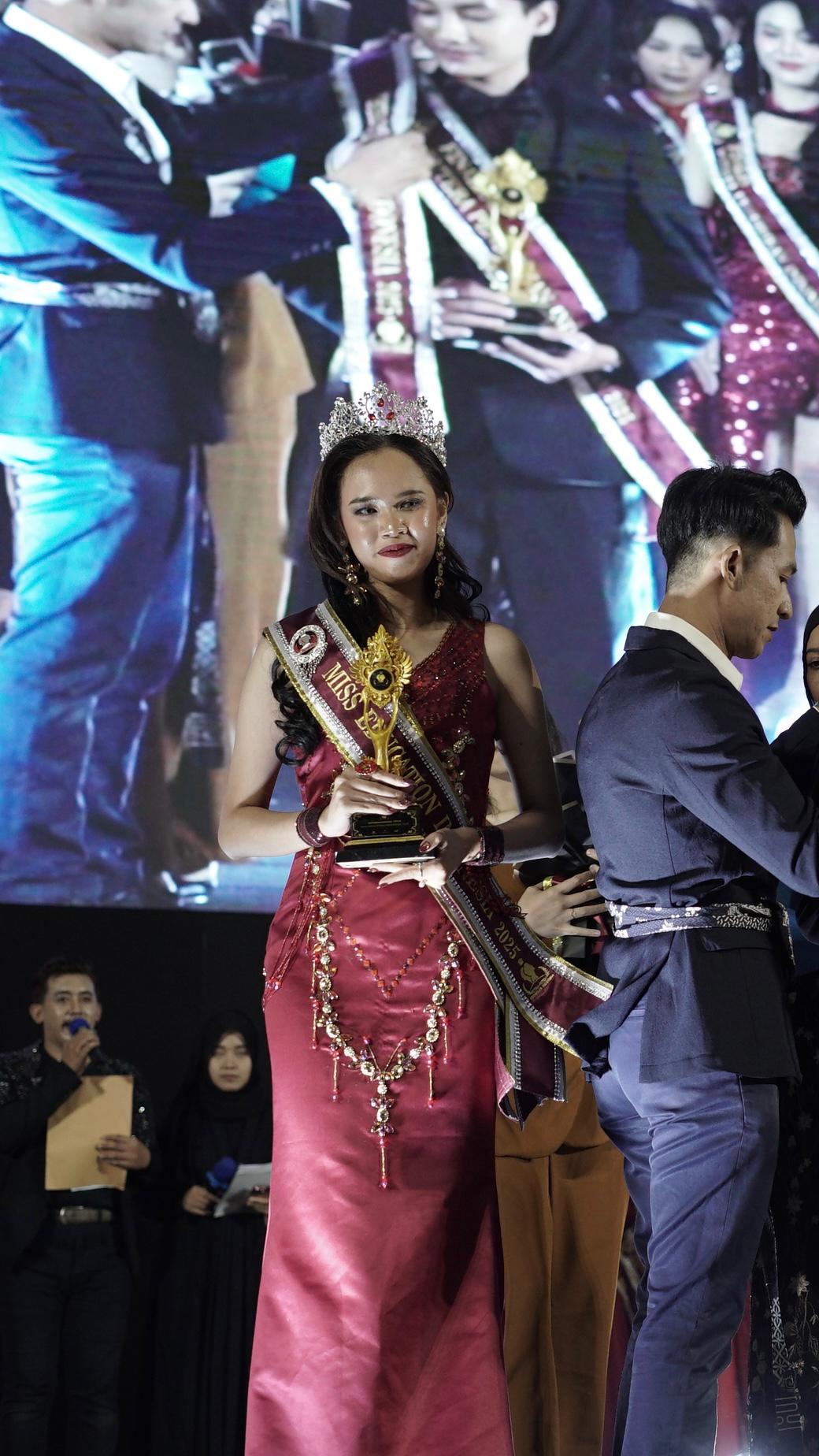 MEMBANGGAKAN: Dhea Yudita berhasil meraih gelar Miss Education Indonesia 2025.