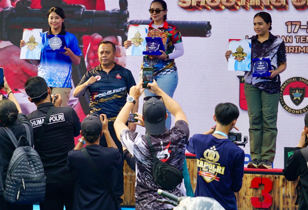 PRESTASI: Ipda Futuhatul (kiri) saat di podium juara. Dia meraih medali perak dalam kejuaraan menembak Kapolri Cup di Jakarta.