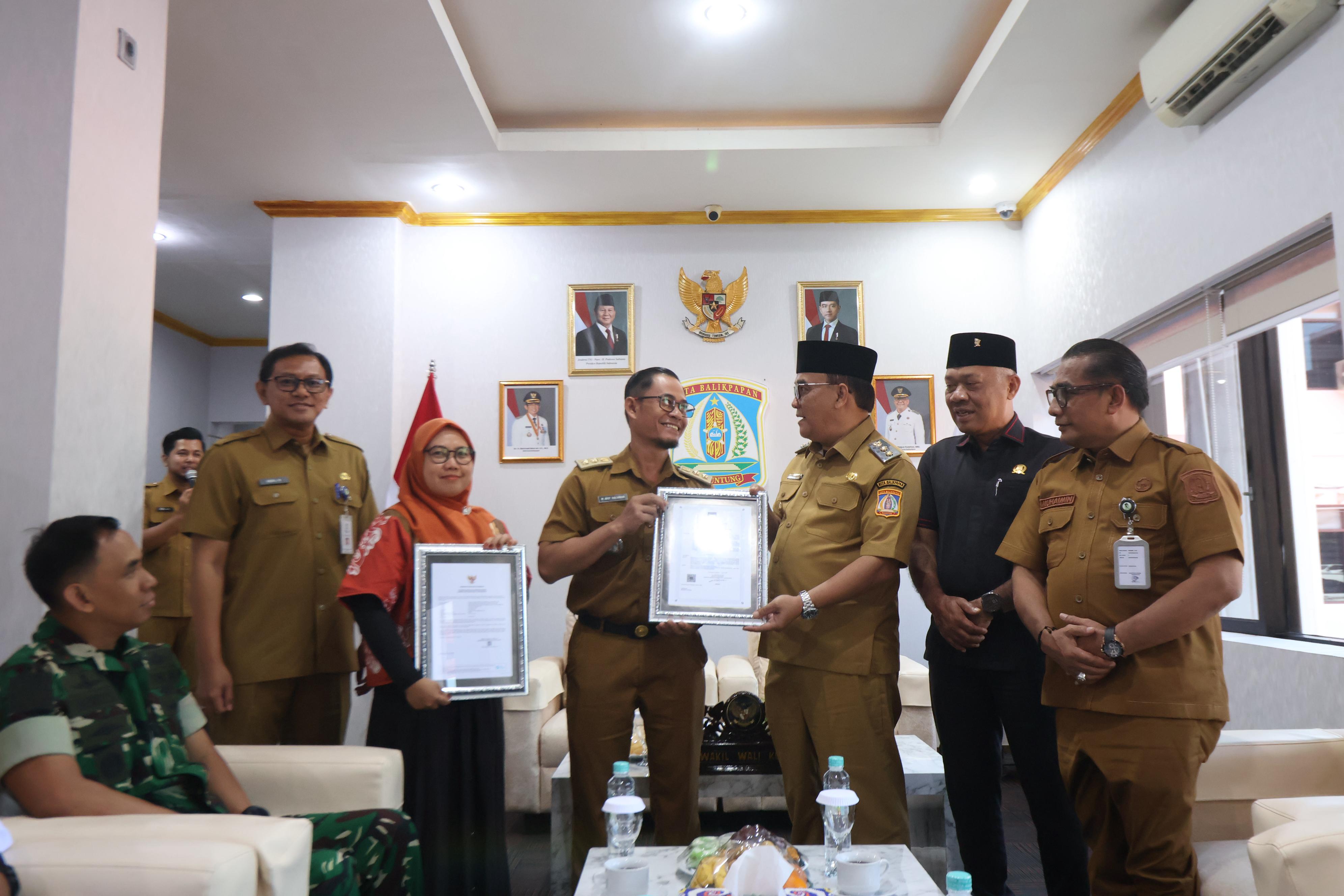 JALAN USAHA: Jajaran forkopimda Balikpapan mengikuti launching Koperasi Merah Putih di ruangan VIP Room, Senin (21/7). Turut dilakukan penyerahan simbolis kepada koperasi kelurahan.