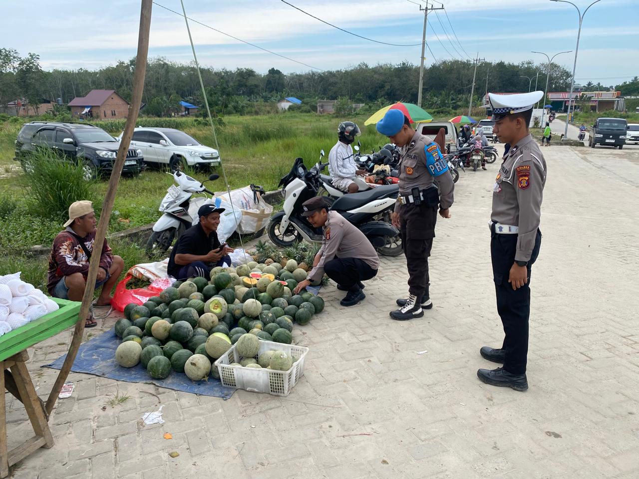 PATROLI: Personel Polsek Babulu, Polres PPU, saat melakukan patroli ke sejumlah tempat, di antaranya, mendatangi pedagang buah sembari menyampaikan imbauan kamtibmas.