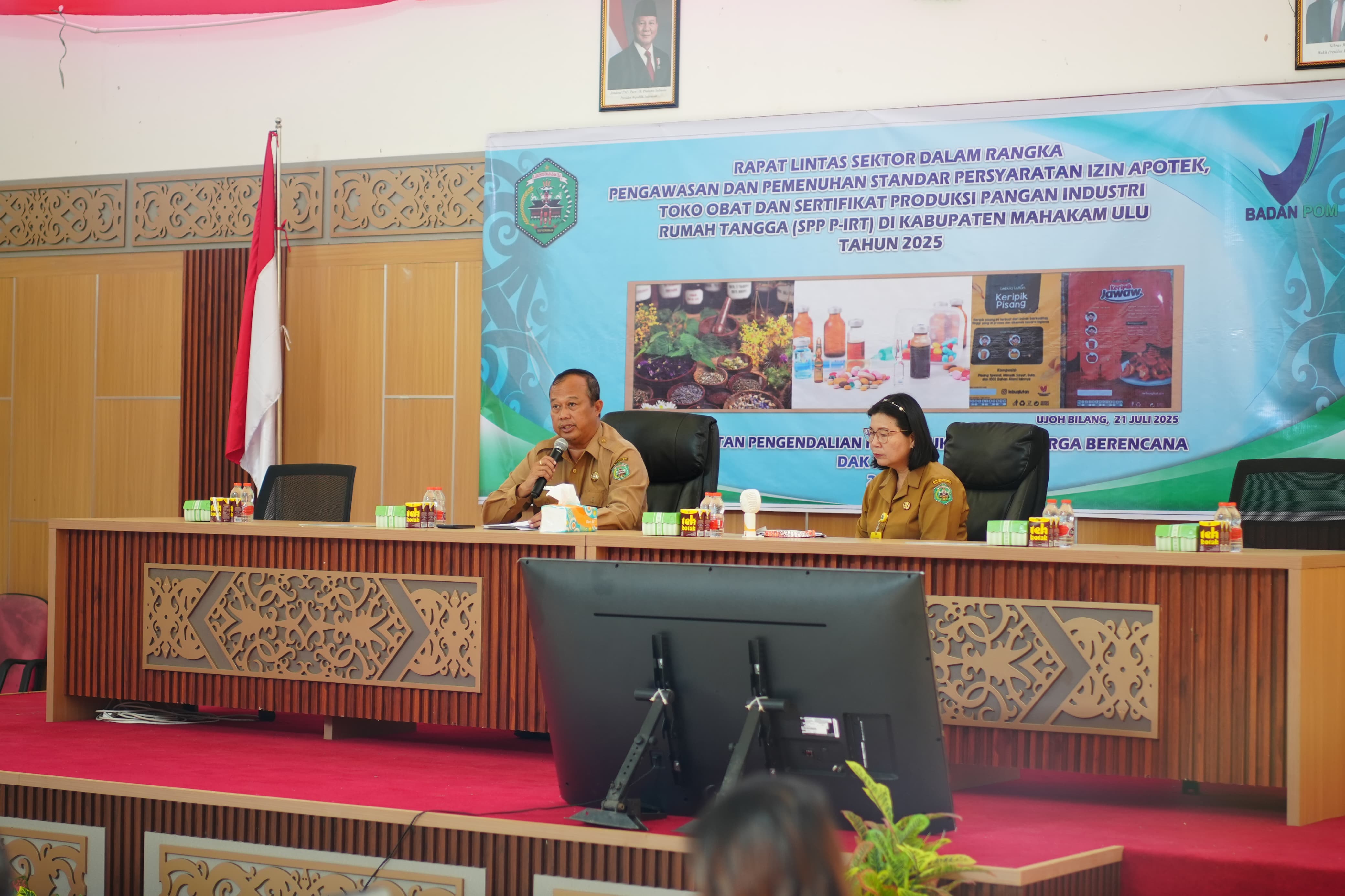 Asisten I Sekkab Mahulu drg Agustinus Teguh Santoso (kiri) saat membuka rakor di Ruang Rapat Bappelitbangda Mahulu, Senin (21/7). (FOTO JODY KRISTIANTO/KP)