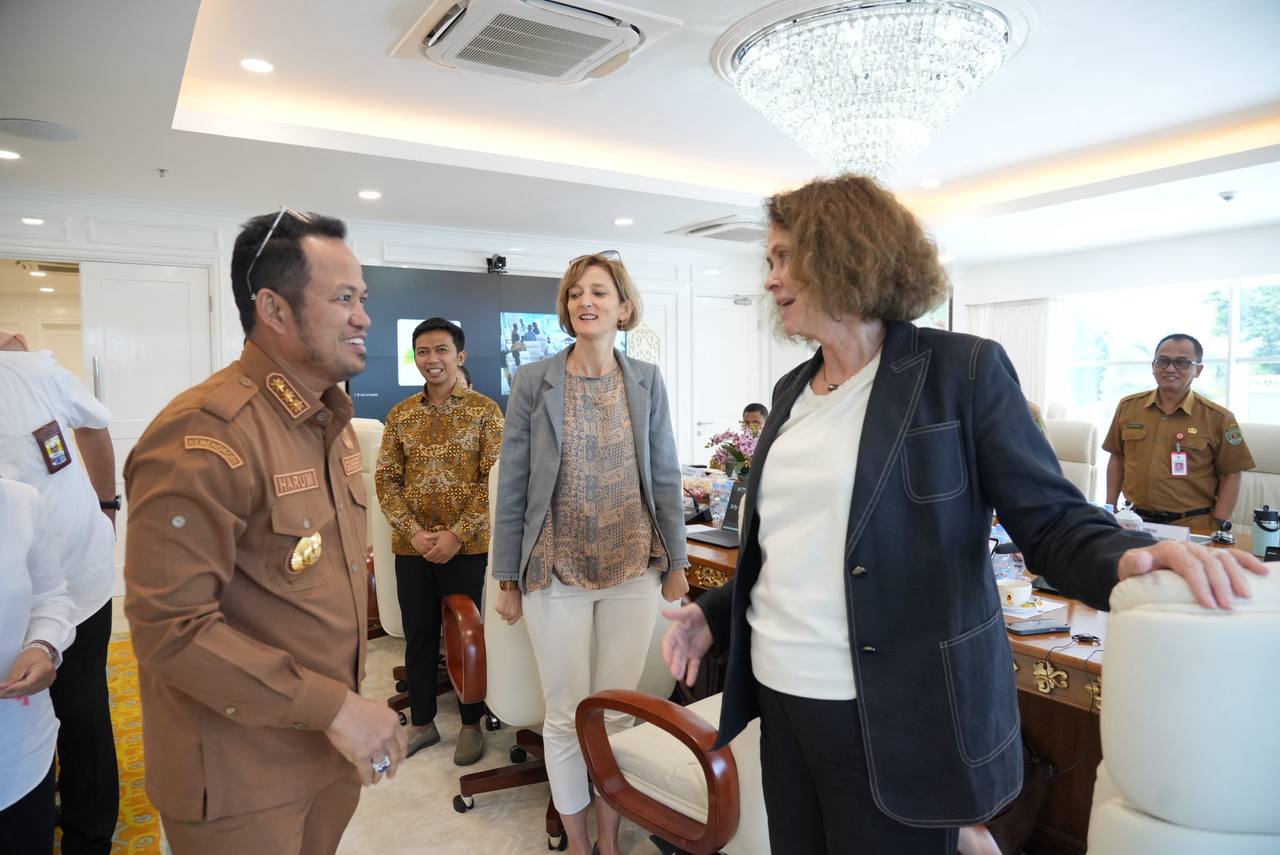 KOMITMEN: Gubernur Rudy Mas&rsquo;ud bersama Country Director World Bank Caroline Turk dan Lead of Environment World Bank Frank Braun. Menegaskan komitmen untuk ekonomi hijau dan ekonomi biru.