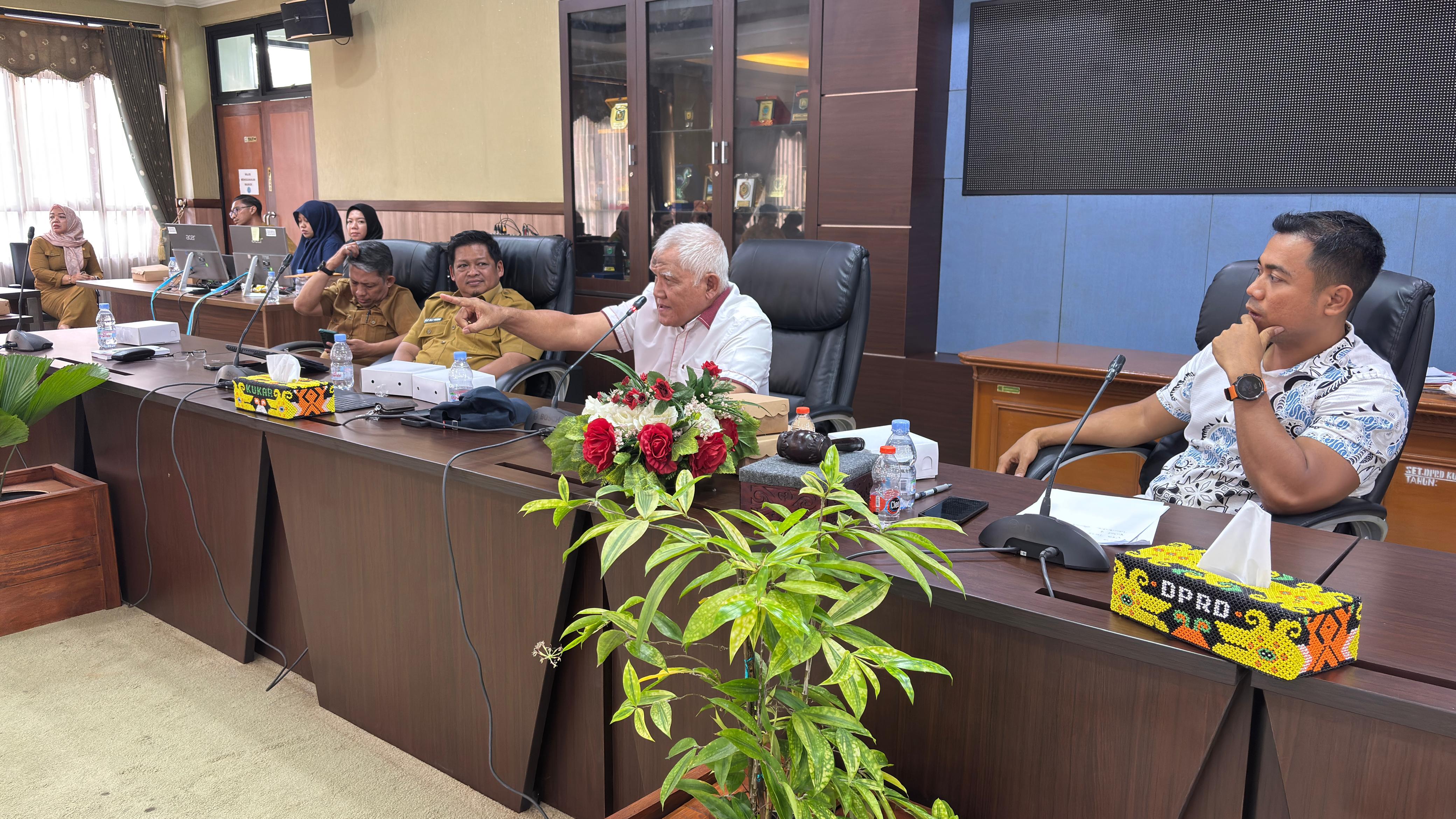 Ketua KONI Kukar Chairil Anwar (kedua kanan) saat menghadiri RDP dengan Komisi IV DPRD Kukar, Selasa (22/7/2025).