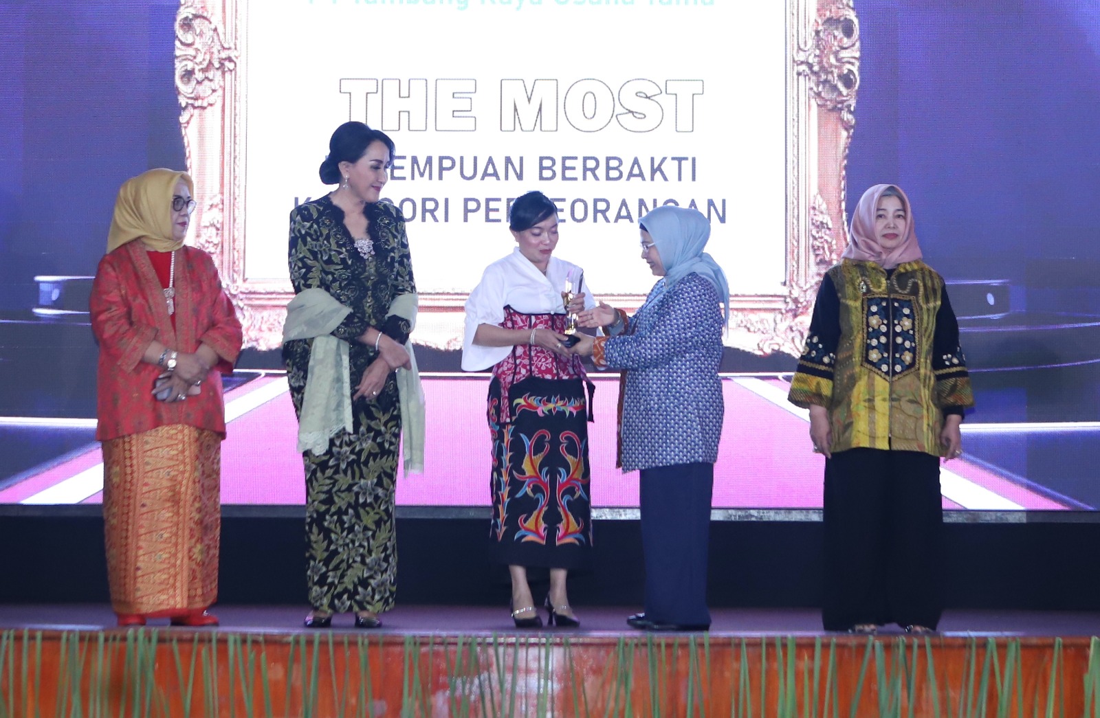 Mewakili PT TRUST, Megawati menerima trofi The Most atas kontribusi perusahaan dalam mendukung pemberdayaan perempuan.