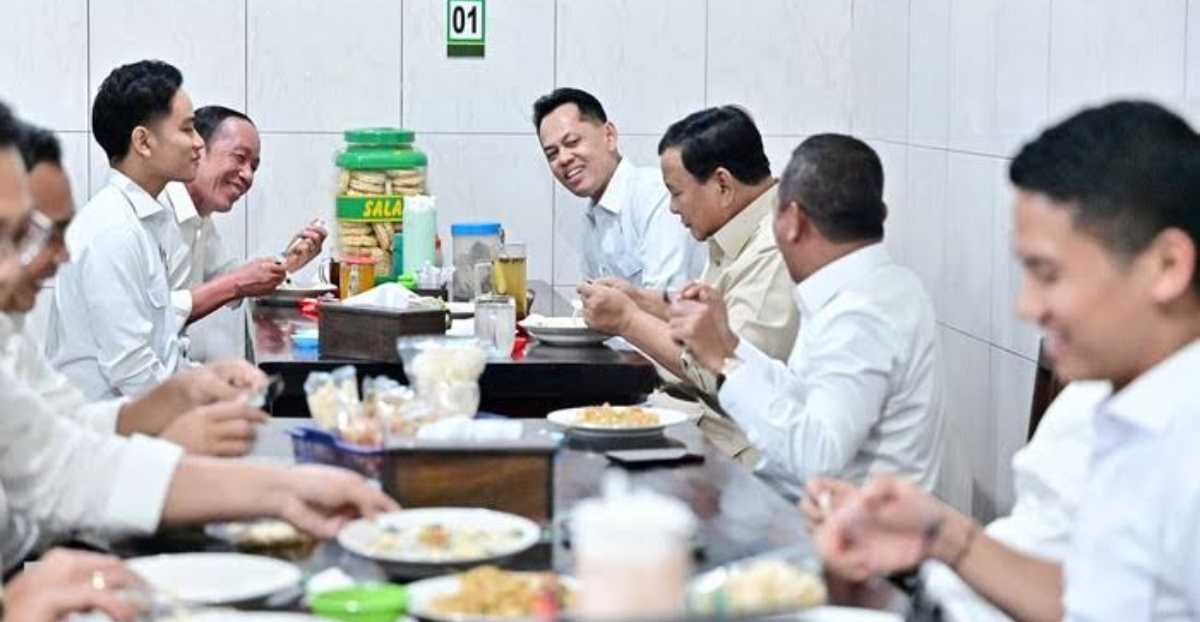 Presiden RI Prabowo Subianto dan Jokowi saat menikmati makan malam bersama rombongan di Warung Bakmi Jowo Bu Citro, Solo, Minggu malam (20/7/2025). (Foto: detik.com)