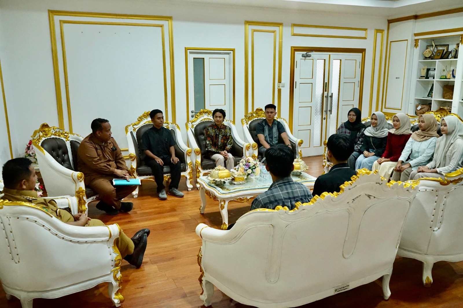 AFIRMASI: Bupati PPU Mudyat Noor (kiri) dan Asisten I Bidang Pemerintahan dan Kesra, Setkab PPU, Nicko Herlambang (dua kiri).