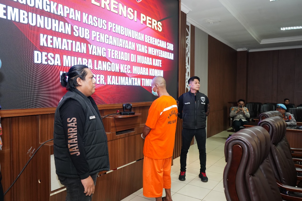Tersangka MT dihadirkan polisi dalam rilis kasus penganiayaan Muara Kate, Paser di Markas Polda Kaltim, Balikpapan, Selasa (22/7).