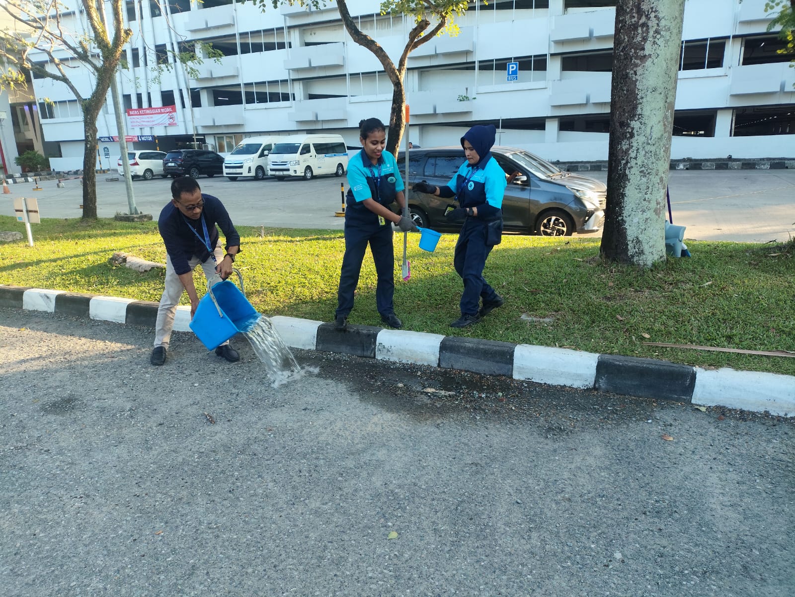 Petugas Bandara SAMS Sepinggan membersihkan kotoran dari tindakan seorang pria yang buang hajat.
