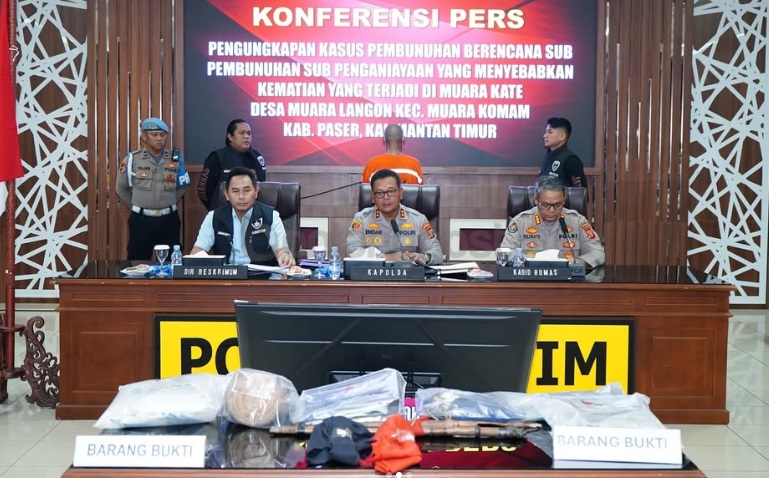 Polda Kaltim merilis tersangka kasus pembunuhan Russell (60), tokoh adat penolak hauling batu bara di Muara Kate, Kabupaten Paser, Selasa (22/7).