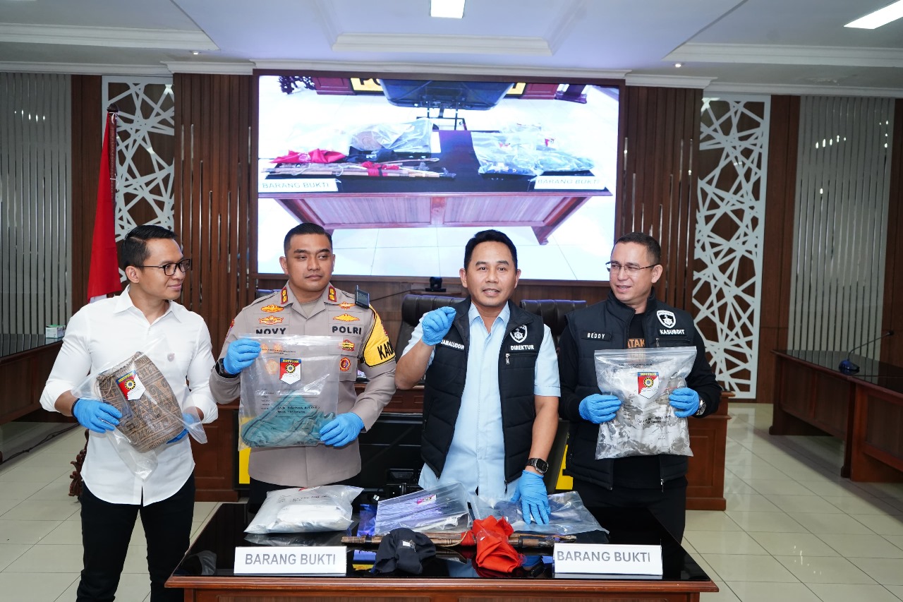 TERUNGKAP. Kasus pembunuhan di Desa Muara Kate, Direktur Reskrimum Polda Kaltim Kombes Pol Jamaluddin Farti (kedua kanan) menerangkan alat bukti guna menetapkan tersangka MT.