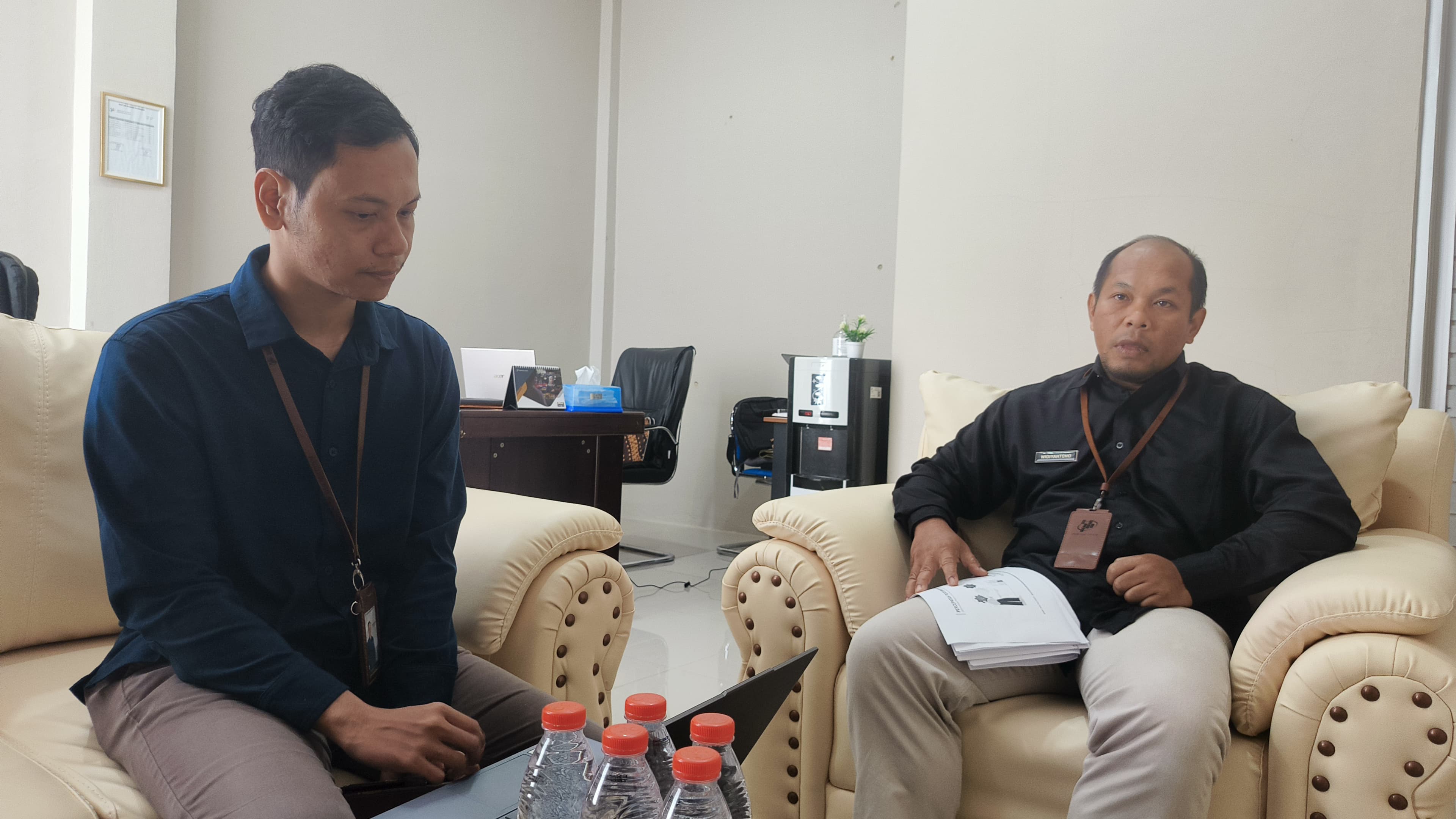 &lrm;Kepala BPS Kutim Widiyanto (kanan) memberikan penjelasan terkait pertumbuhan ekonomi di Kutim. (FOTO JUFRIADI/KP)