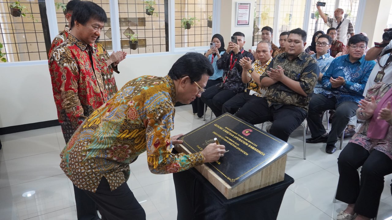 Foto Lain tampak suasana Bob Foster saat meresmikan dan mendatangani persemian gedung baru cabang Samarinda Ganesha Operation sah di resmikan di saksikan para direksi lainnya.