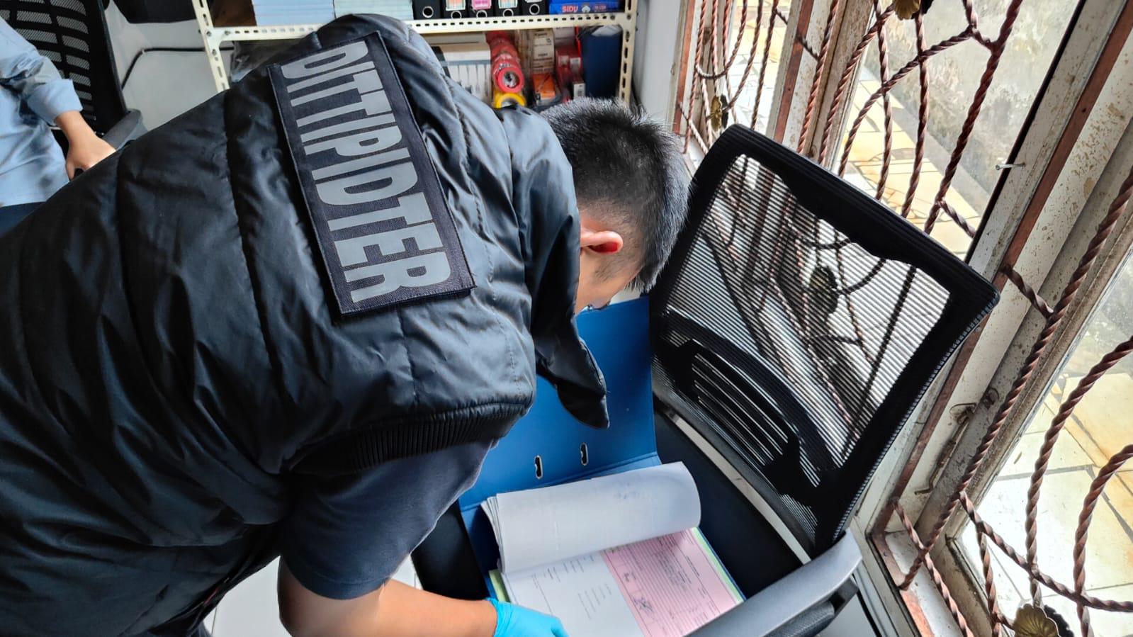 CARI ALAT BUKTI: Penyidik Dittipidter Bareskrim Polri memeriksa dokumen milik sebuah perusahaan tambang di Balikpapan Utara, Rabu (23/7). (IST)