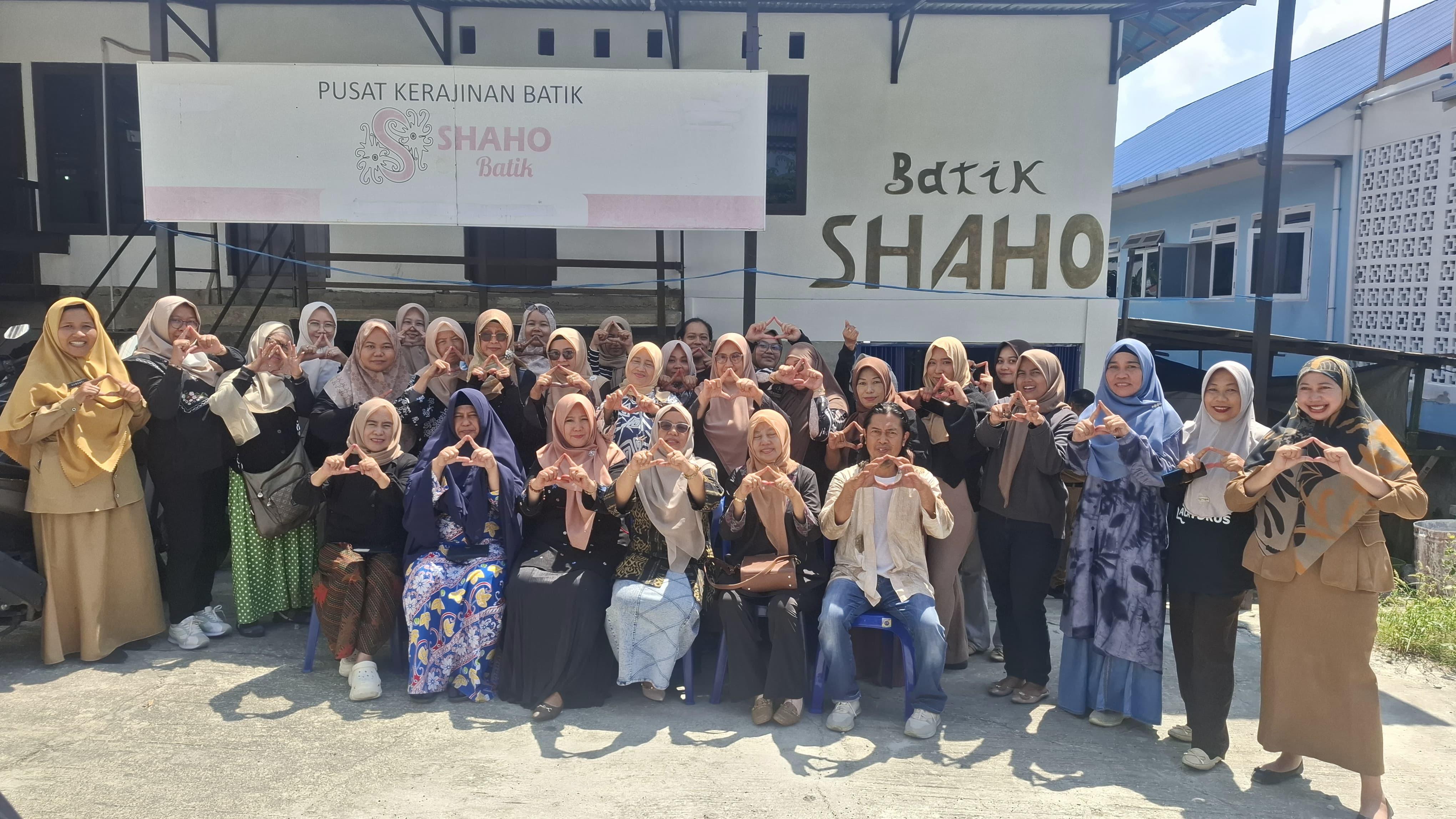 Antusias para peserta sebelum melaksanakan praktek membatik di Workshop Batik Shaho Balikpapan Utara.  &nbsp;