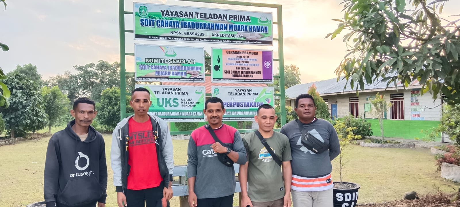 KECEWA: Para wali murid mengutarakan kekecewaanya kepada pihak sekolah yang yang tidak kunjung menyerahkan rapor dan surat mutasi siswa ke sekolah baru.