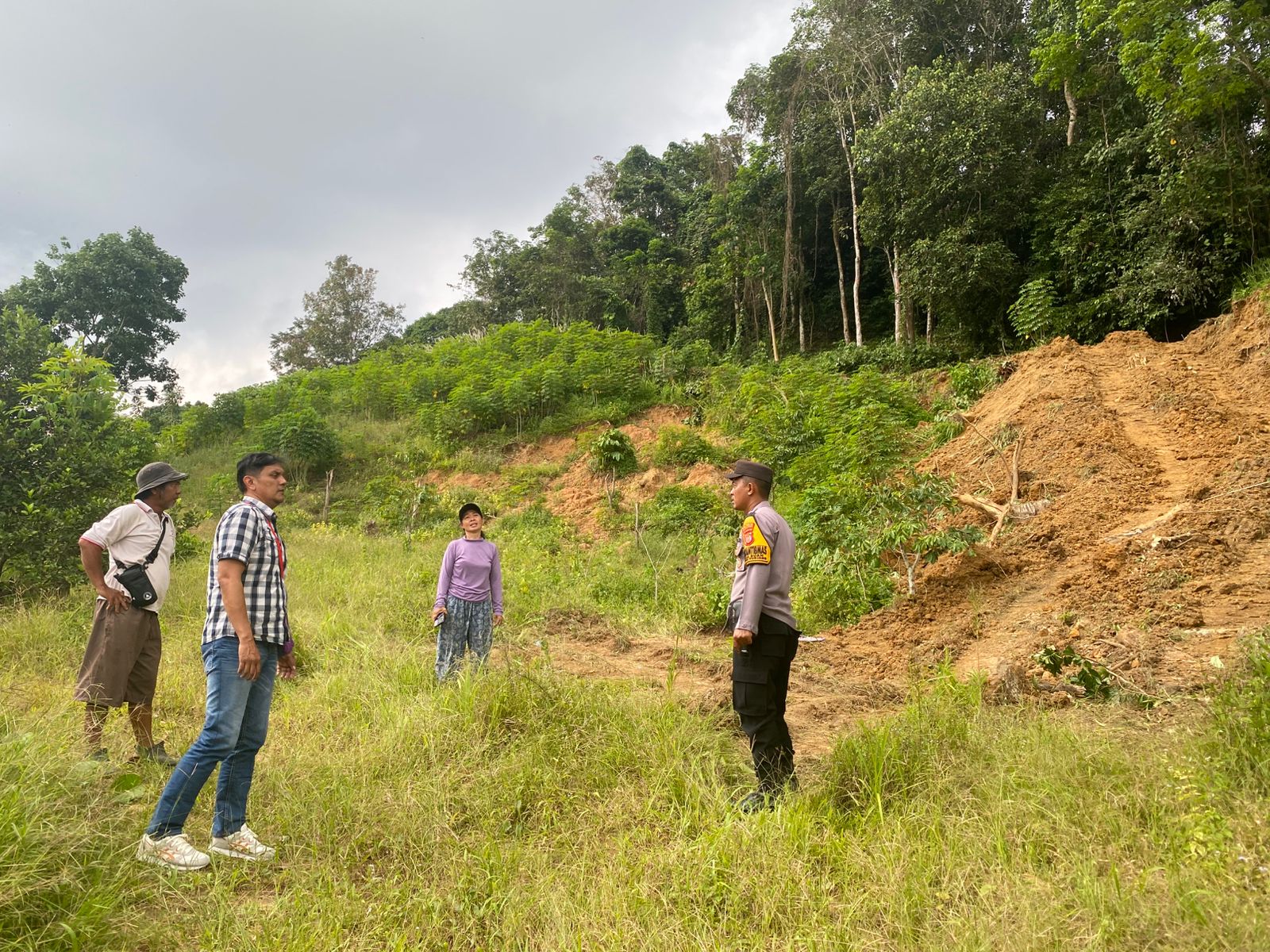 BIKIN CEMAS: Alat berat yang beroperasi di RT 1 dan 2 di wilayah Kelurahan Loa Buah, Kecamatan Sungai Kunjang, bikin warga takut.