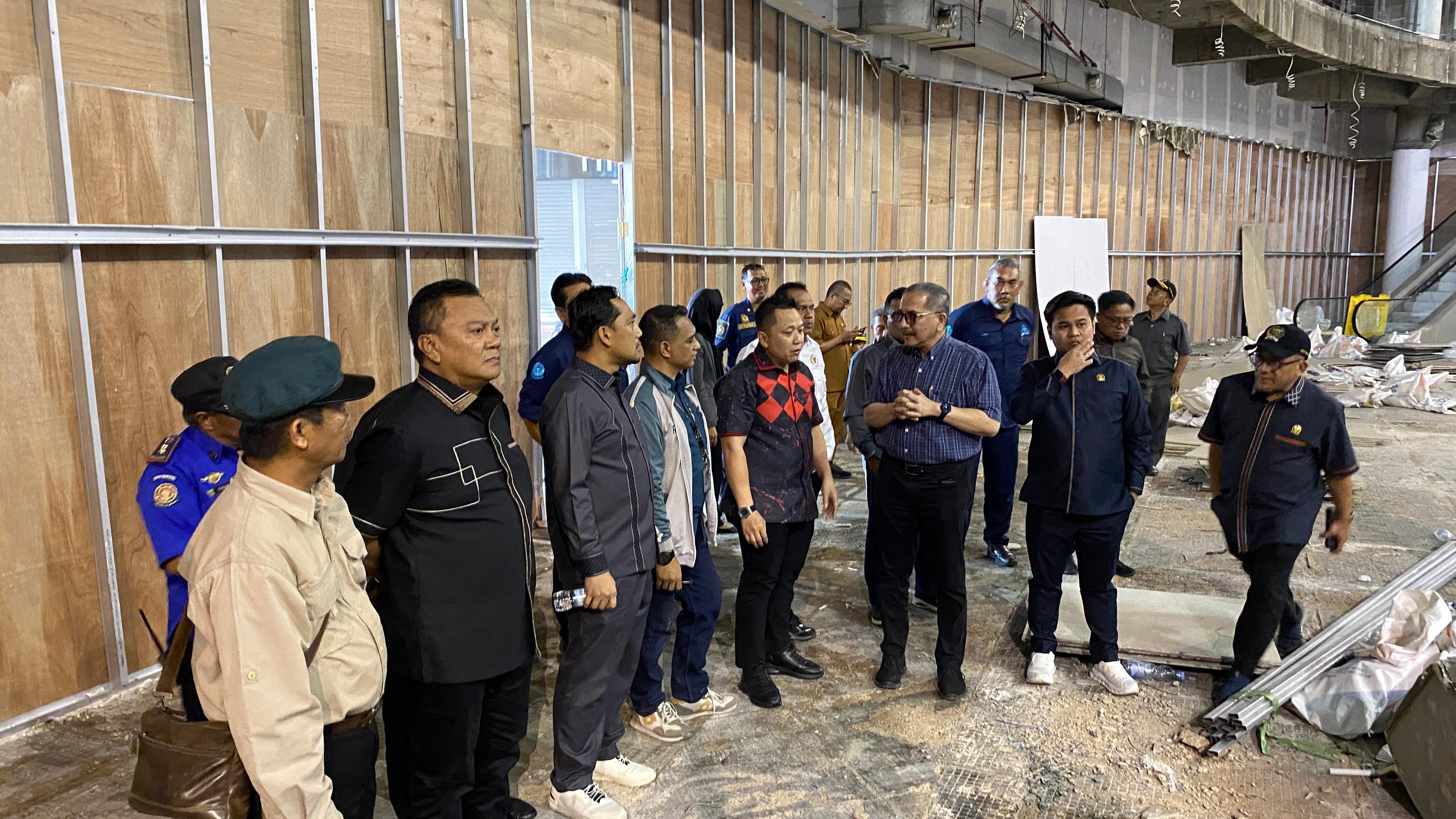 PASTIKAN: Ketua Komisi III DPRD Samarinda Deny Hakim Anwar bersama anggota komisi dan Dinas Pemadam Kebakaran meninjau langsung lokasi kejadian. (RAMA SIHOTANG/KP)