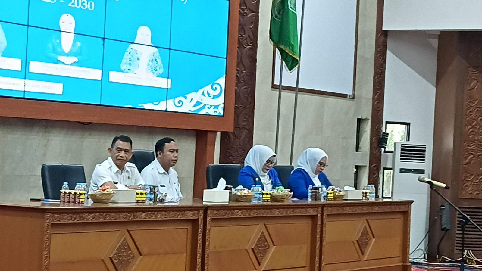 Frederick Edwin (dua kiri) dan Wakil Bupati Kubar Nanang Adriani (kiri) saat menghadiri pelantikan Iwapi Kubar, Rabu (23/7.