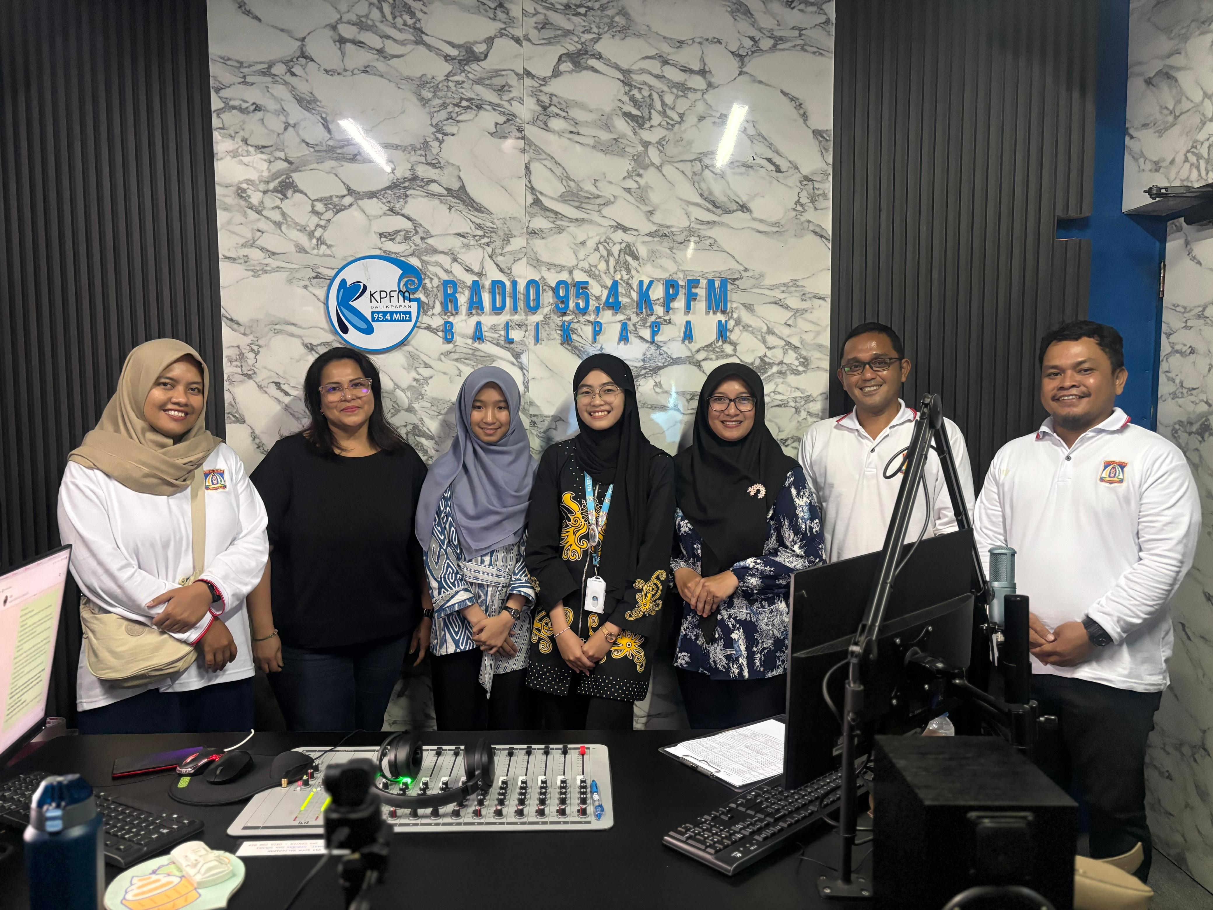 BERBAGI: Anggota Forum Anak Kota Balikpapan mengikuti program talkshow di radio KPFM Balikpapan, Rabu (23/7/2025).
