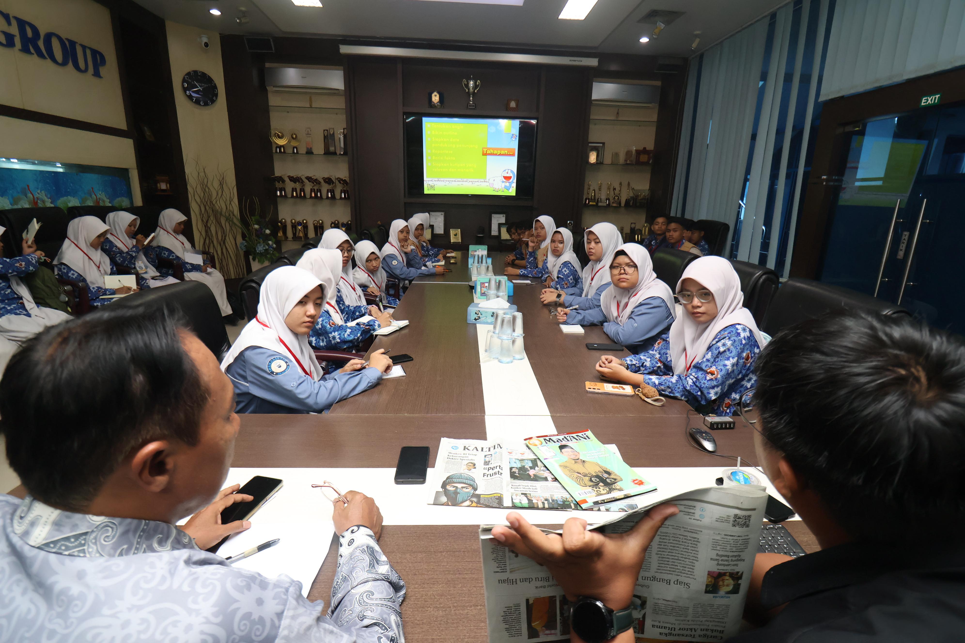Antusiasme siswa MAN Balikpapan mendalami peran jurnalis di lapangan. (FOTO ANGGI PRADITHA/KP)