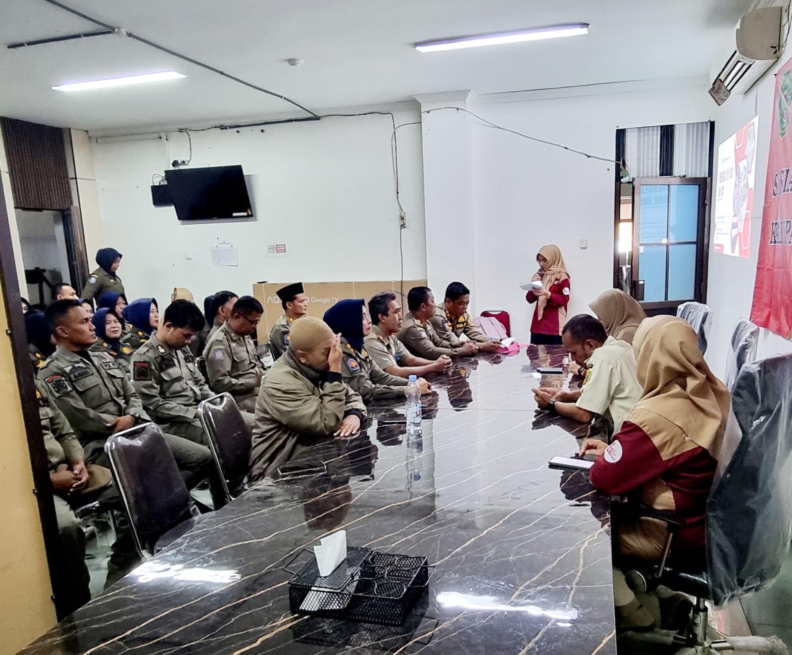 SOSIALISASI: Personel Satpol PP PPU mengikuti kegiatan sosialisasi HIV/AIDS yang diselenggarakan oleh Diskes PPU.&nbsp;