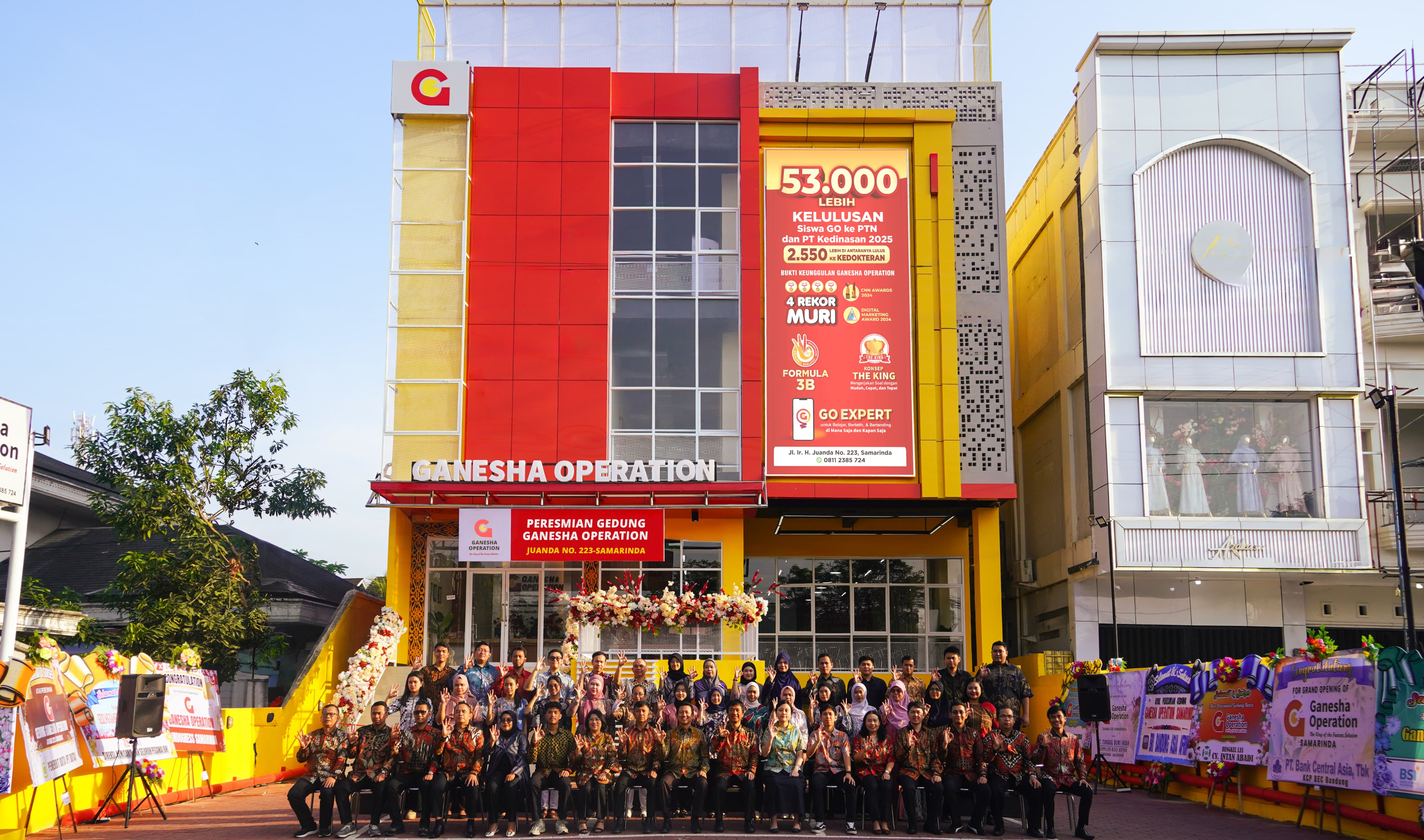 TERUS BERKEMBANG: Para pimpinan Ganesha Operation pusat bersama tim Ganesha Operation Samarinda, Balikpapan, Bontang beserta staf, karyawan serta pengajar abadikan momen kebersamaan.
