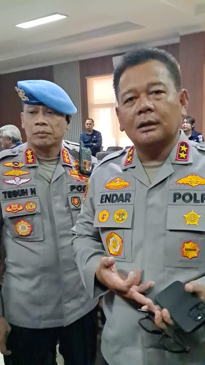Kapolda Kaltim Irjen Pol Endar Priantoro (kanan)