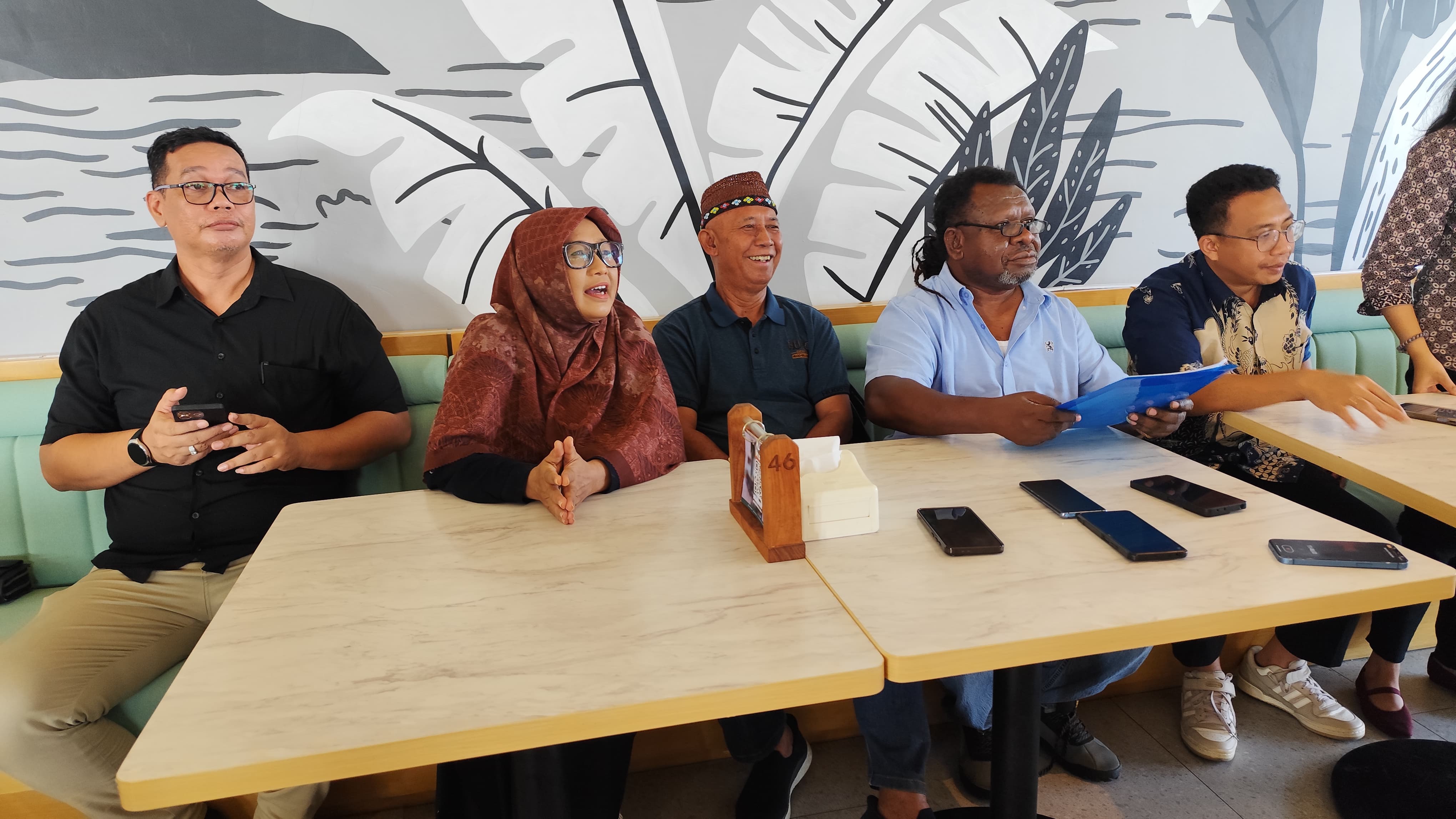 Dyah Lestari (dua kiri) bersama Edi Mangun (dua kanan) menyampaikan hasil mediasi atas tuntutan hukum yang tengah bergulir di PN Samarinda, Rabu (23/7).