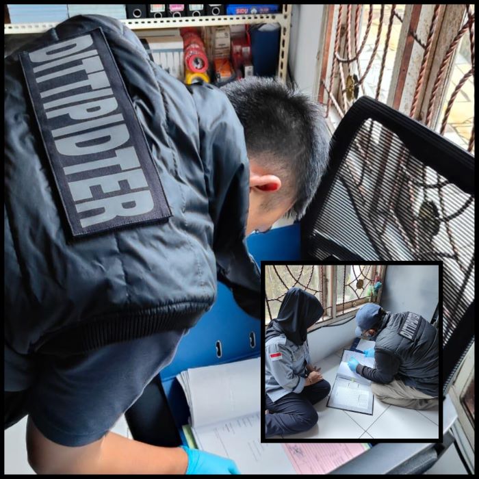 CARI ALAT BUKTI: Penyidik Dittipidter Bareskrim Polri memeriksa dokumen milik sebuah perusahaan tambang di Balikpapan Utara, Rabu (23/7). (IST)  &nbsp;