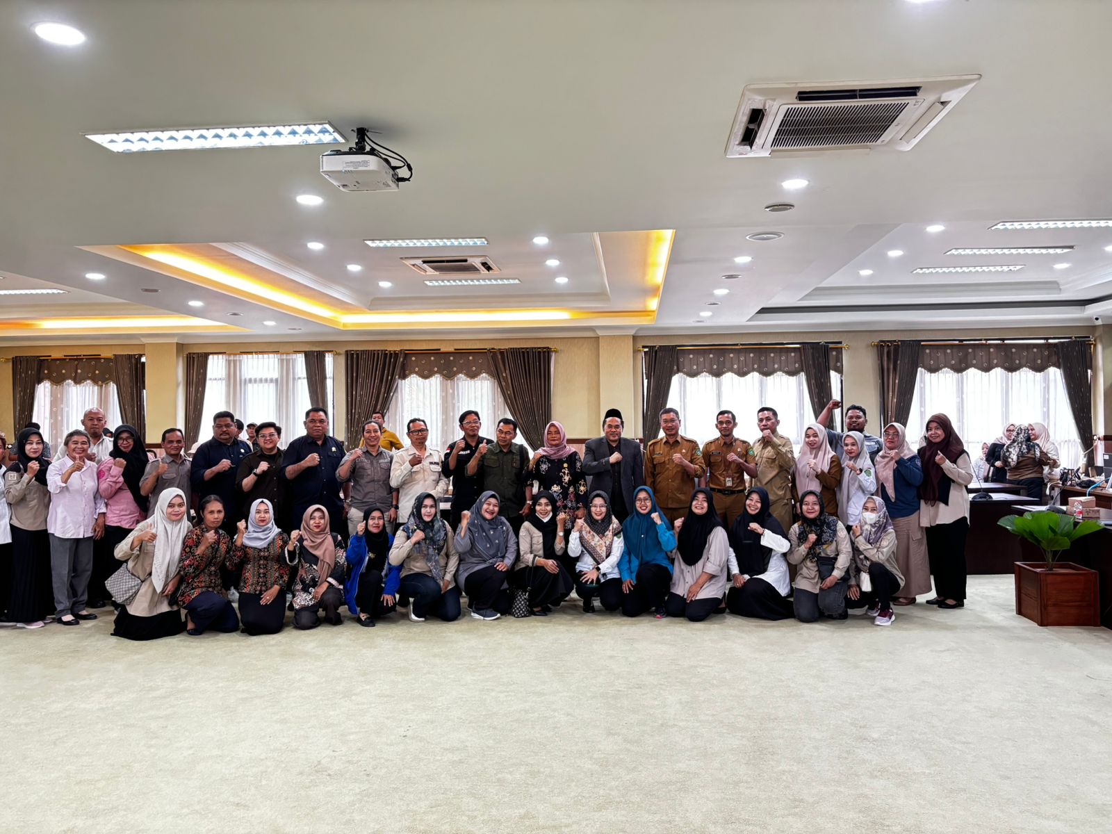 Suasana setelah RDP di Gedung DPRD Kukar terkait nasib pegawai honorer.