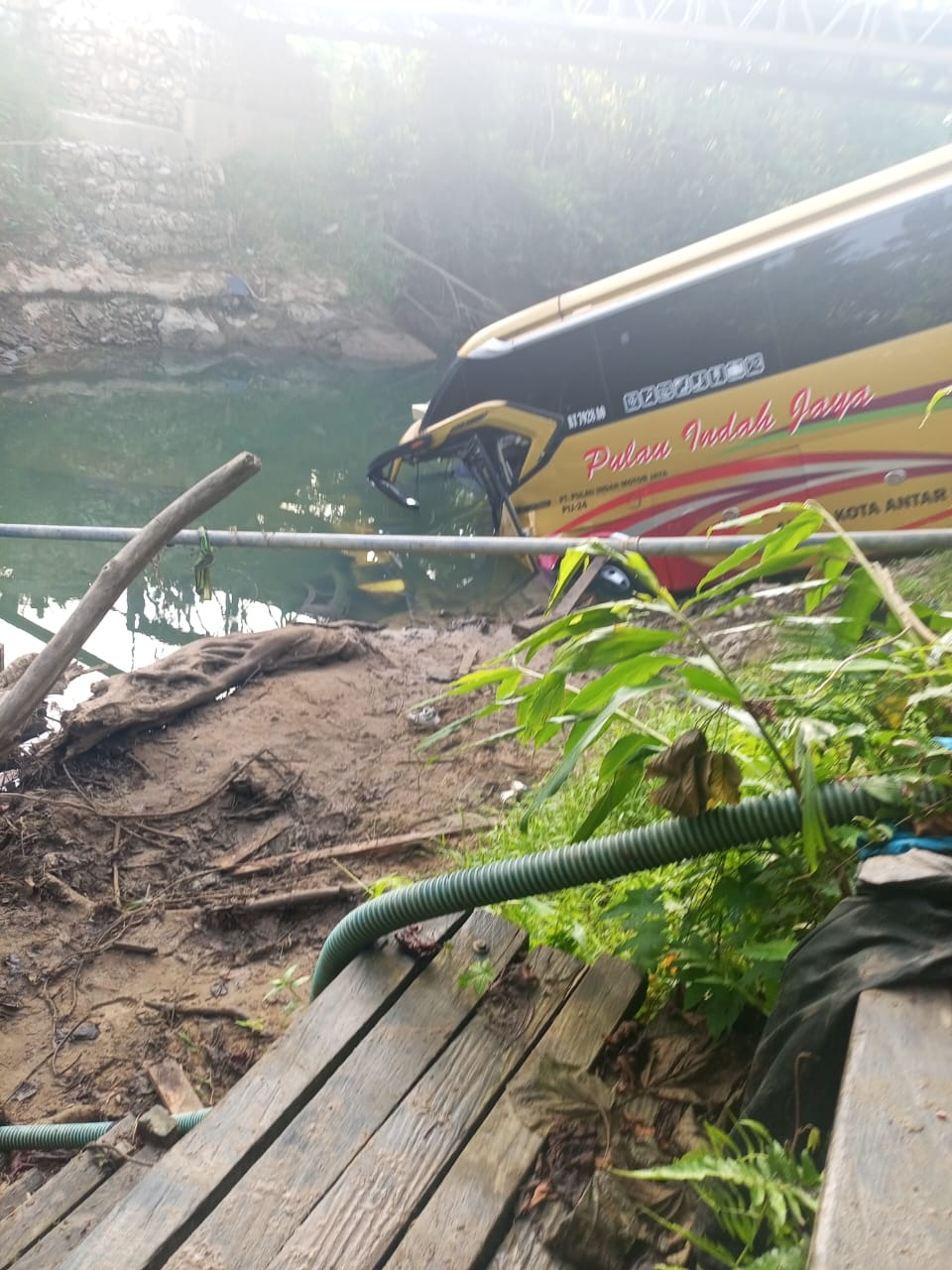 Bus antar provinsi yang mengangkut sekitar 40 penumpang, terjatuh di Sungai Busui Kecamatan Batu Sopang Kalimantan Timur pada Kamis dini hari, 24 Juli 2025. (FOTO: IST)