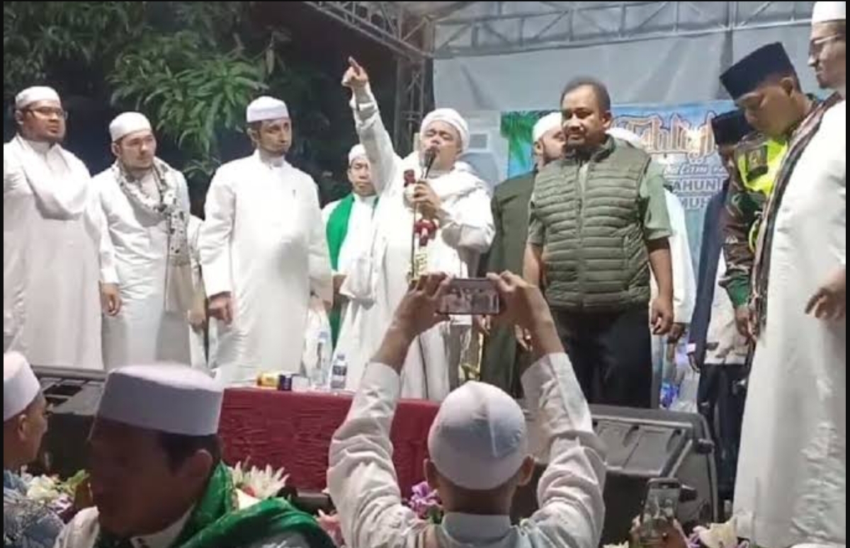 Habib Rizieq Shihab menyampaikan ceramah dalam acara tabligh akbar di Desa Pegundan, Kecamatan Petarukan, Pemalang, Rabu malam (23/7/2025). (Foto: iNews)