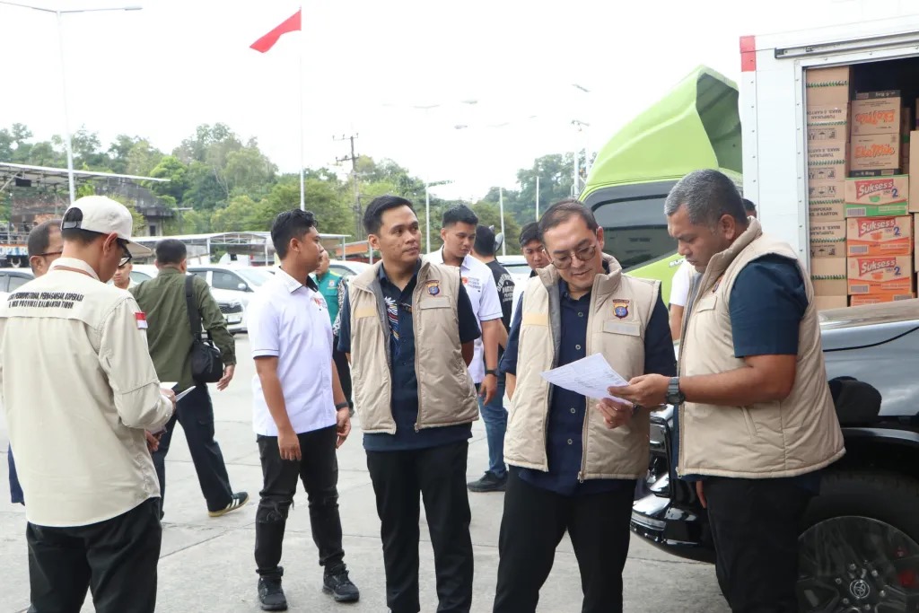 CEK BERAS: Satgas Pangan Polda Kaltim melakukan pengecekan ke sejumlah ritel di Balikpapan.