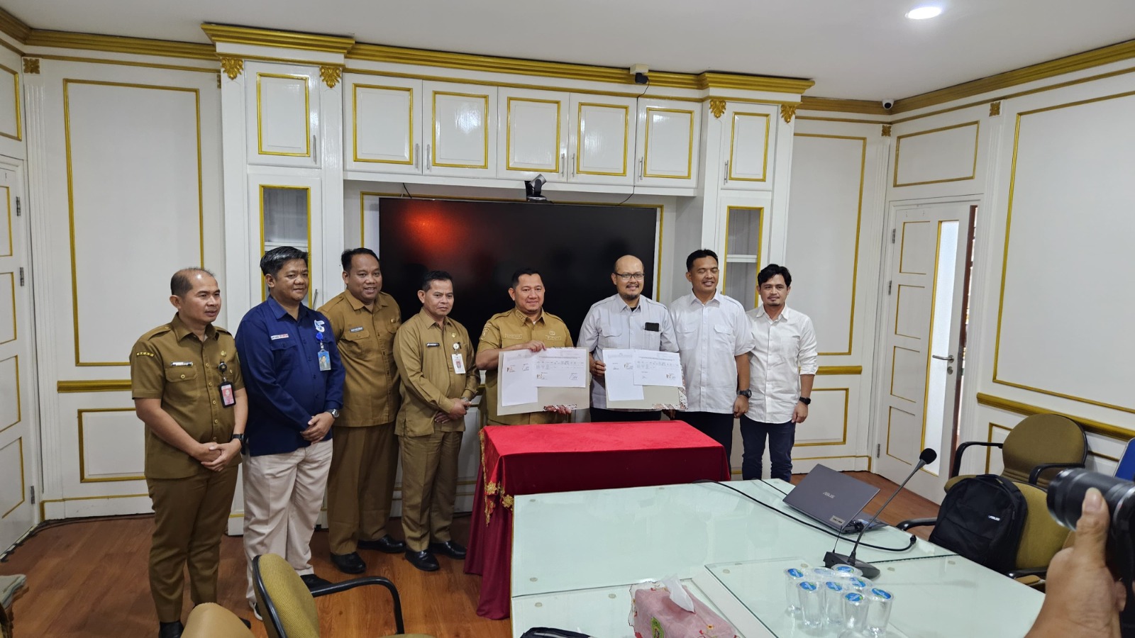 Bupati PPU, Mudyat Noor (empat kanan) bersama BPPW Kaltim saat penyerahan fasilitas IPA berkapasitas 50 liter per detik dari Kementerian PUPR.