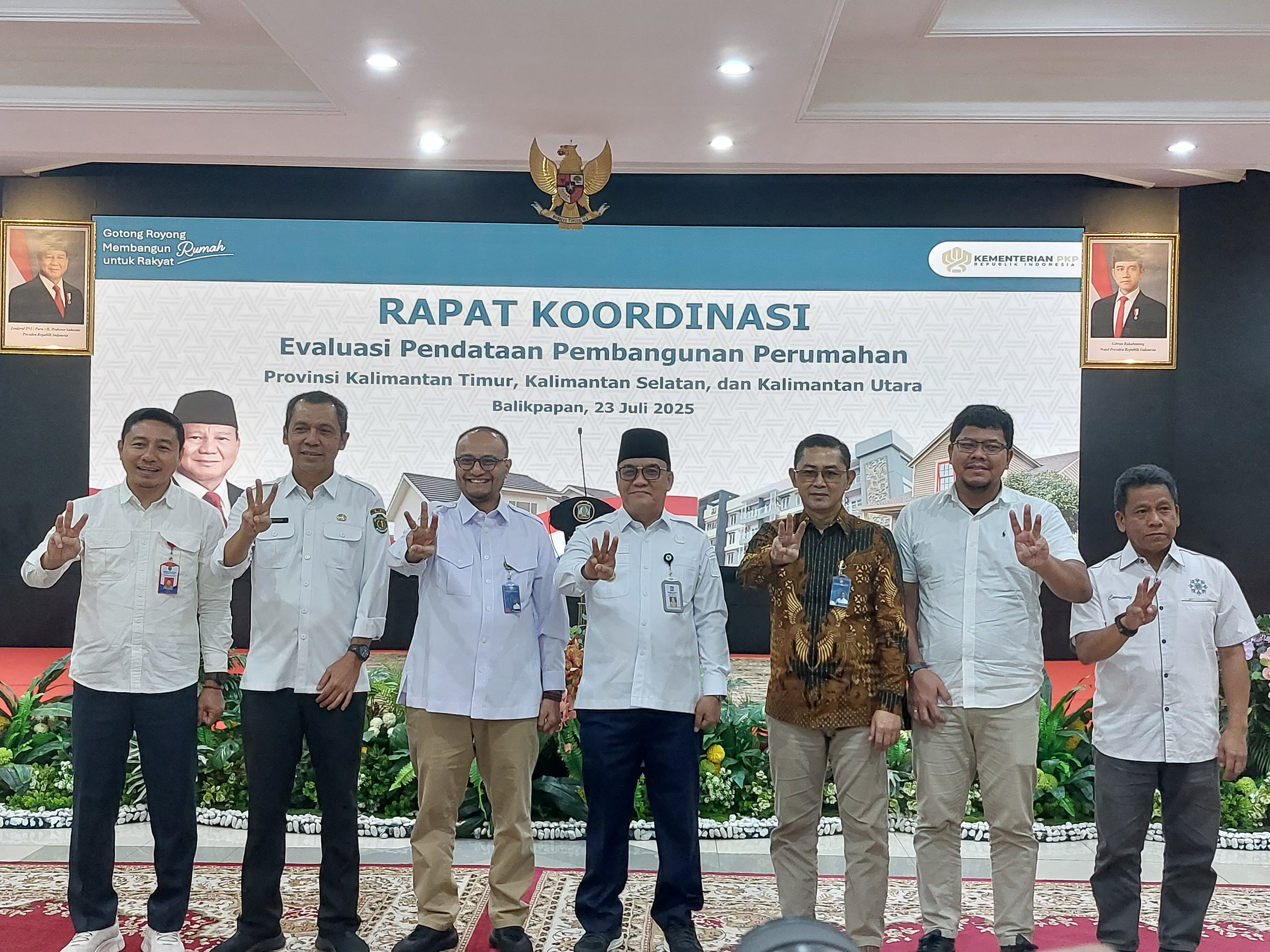 Dirjen Perumahan Perdesaan Kementerian PKP bersama peserta rapat koordinasi evaluasi data pembangunan perumahan. (DINA ANGELINA/KP)