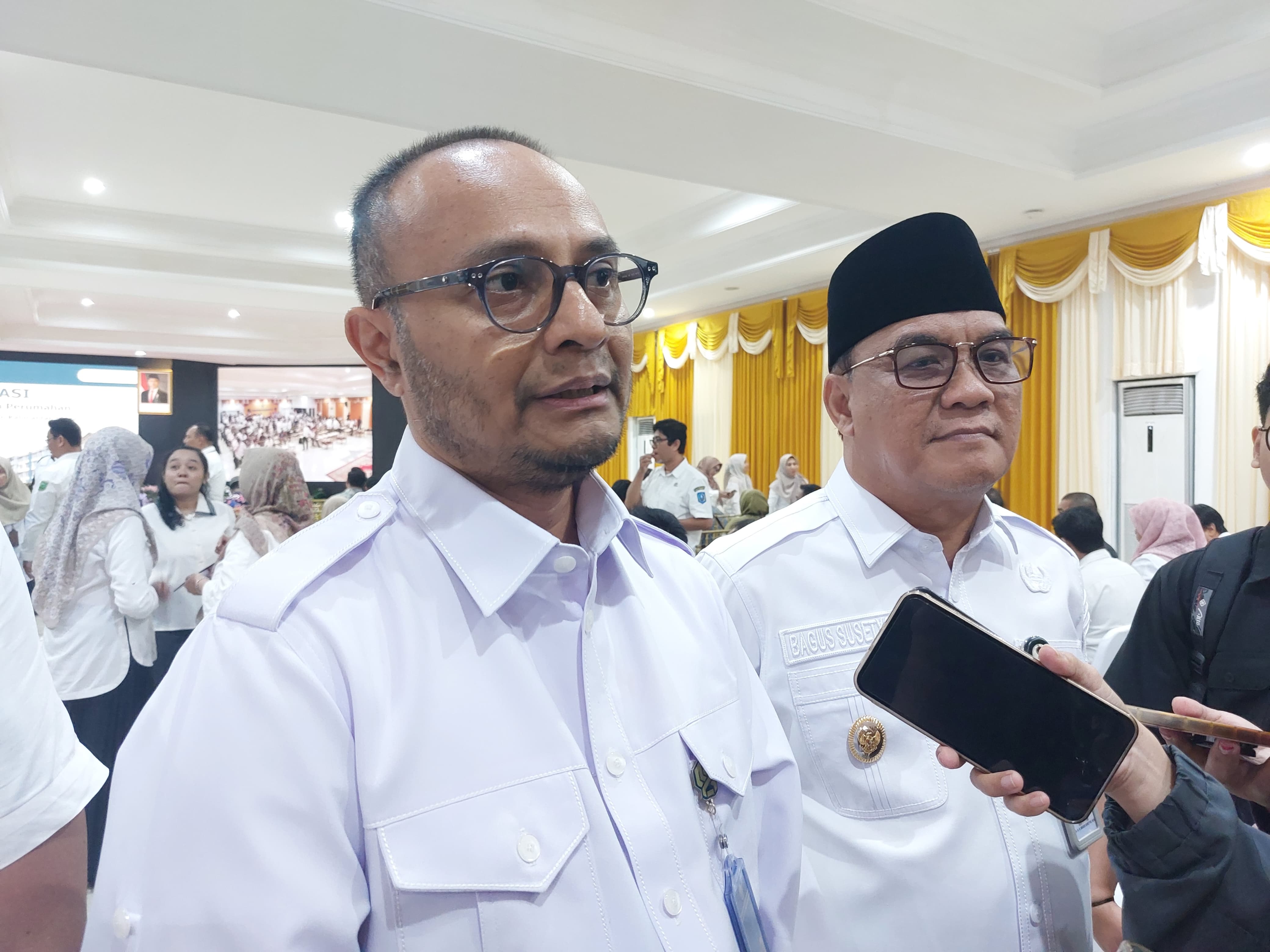 Dirjen Perumahan Perdesaan Kementerian PKP Imran (kiri) bersama Wawali Balikpapan Bagus Susetyo. (DINA ANGELINA/KP)