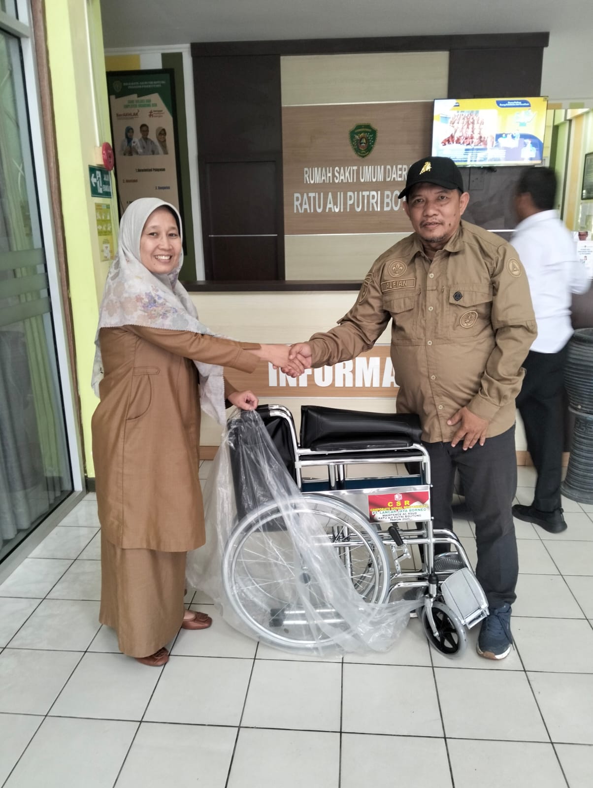 Wakil Ketua Bidang Pengabdian Masyarakat Pramuka PPU, Alfian (kanan) saat menyerahkan kursi roda kepada manajemen RSUD RAPB PPU. Kursi roda tersebut donasi dari PT Lancar Jaya Borneo.