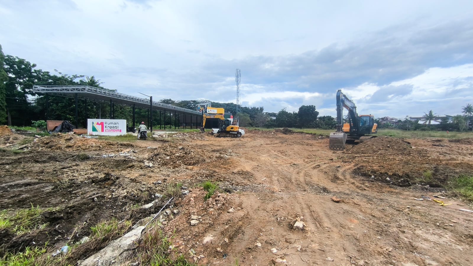 Lapangan minisoccer dalam pembangunan di area HOP I dengan kucuran anggaran dari APBD Bontang senilai Rp 10,9 miliar.