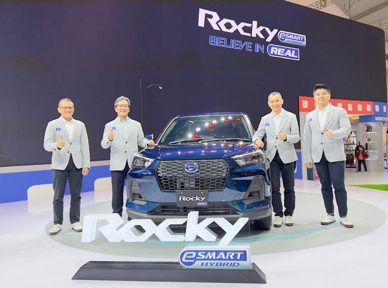 TONGGAK SEJARAH BARU: Daihatsu meluncurkan mobil Rocky e-Smart Hybrid dalam ajang GIIAS di ICE BSD City, Tangerang, Kamis 24/7).